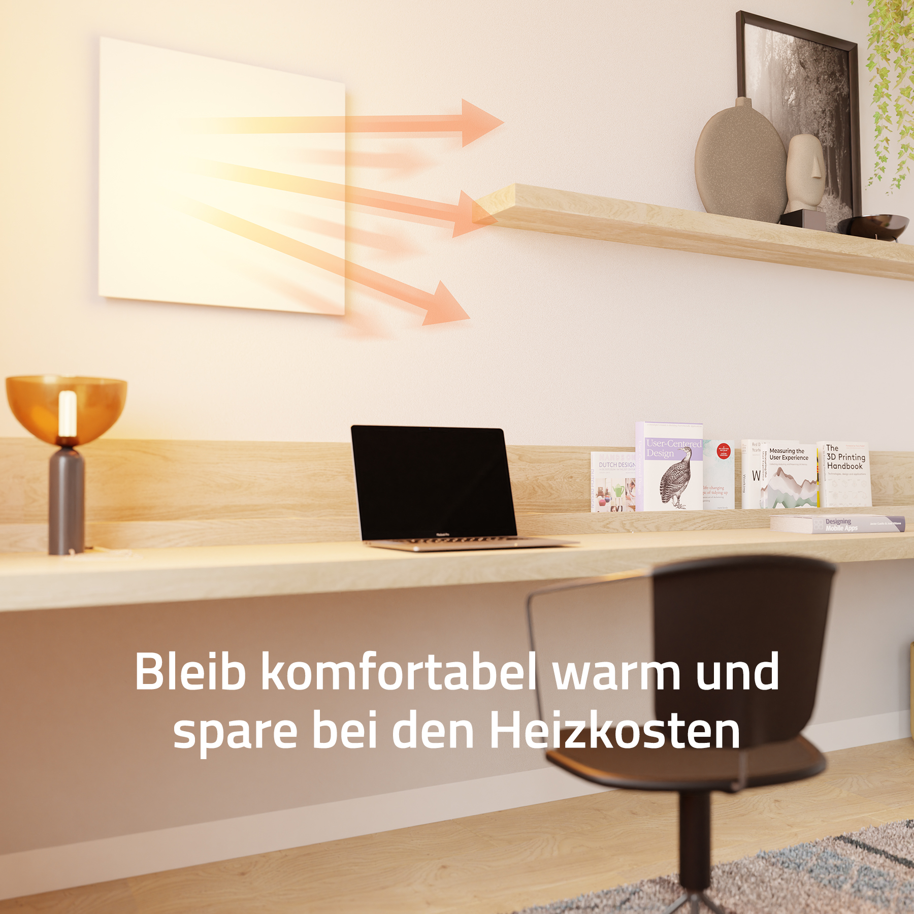 Ein weißes Panel sendet orangefarbene Wärme-Pfeile aus. Schreibtisch mit Büchern, Laptop, Lampe und Stuhl. Text: 'Bleib warm und spare'.
