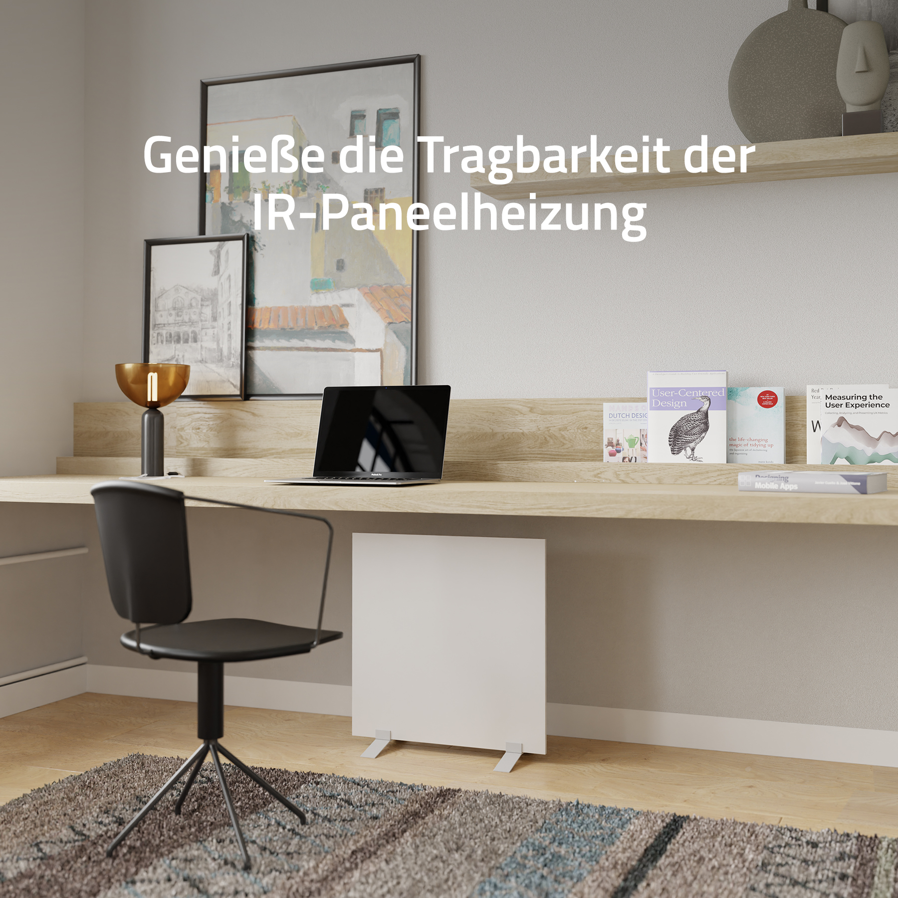 Moderne Büroszene mit weißem IR-Paneelheizer, Laptop und Büchern auf einem Holztisch. Ein schwarzer Stuhl davor.