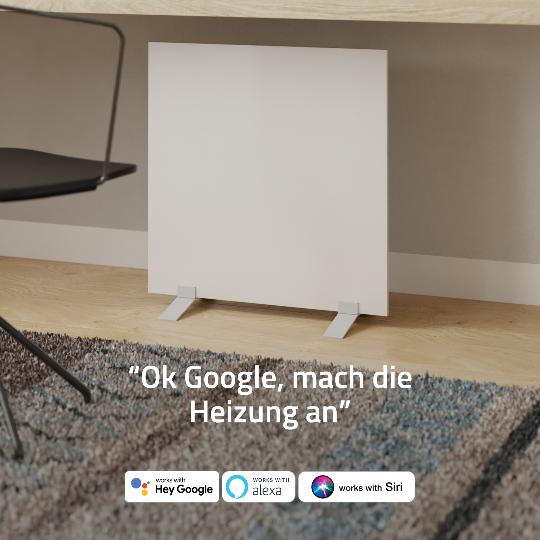 Ein weißer Heizkörper steht auf einem Holzboden. Text: 'Ok Google, mach die Heizung an'. Logos für Google, Alexa und Siri.