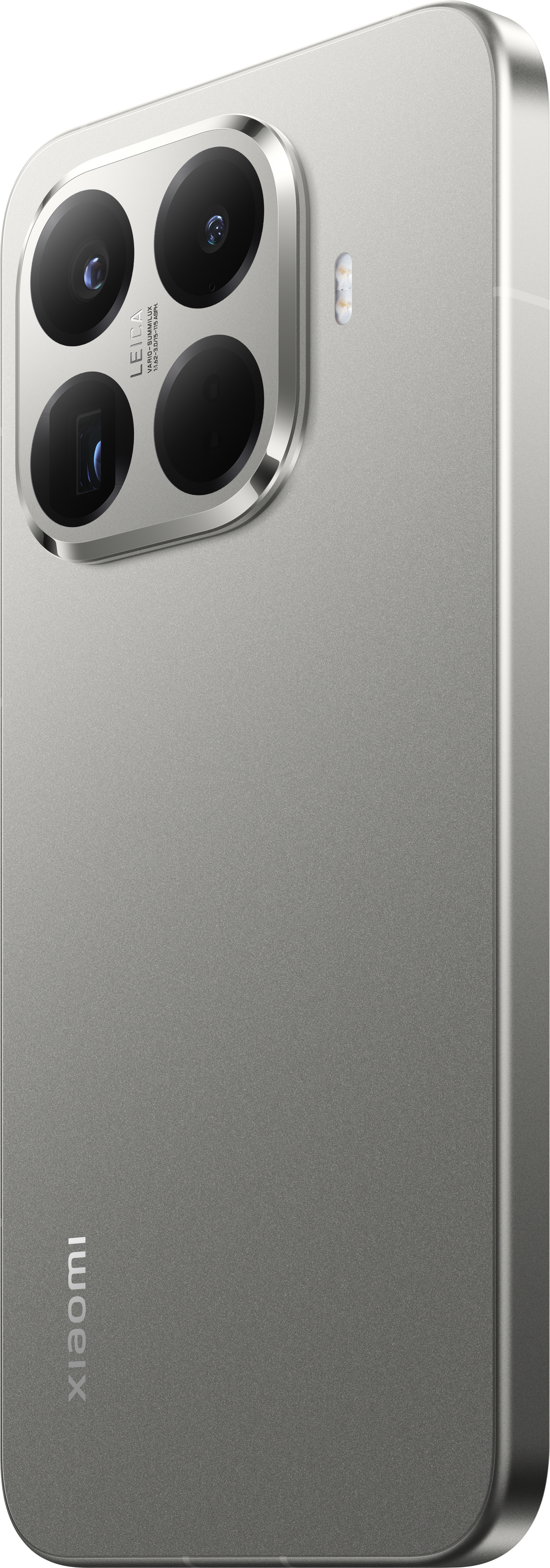 Silberne Smartphone-Rückseite. Sichtbar sind ein Kameramodul mit vier Objektiven, ein Blitz und das Xiaomi-Logo.