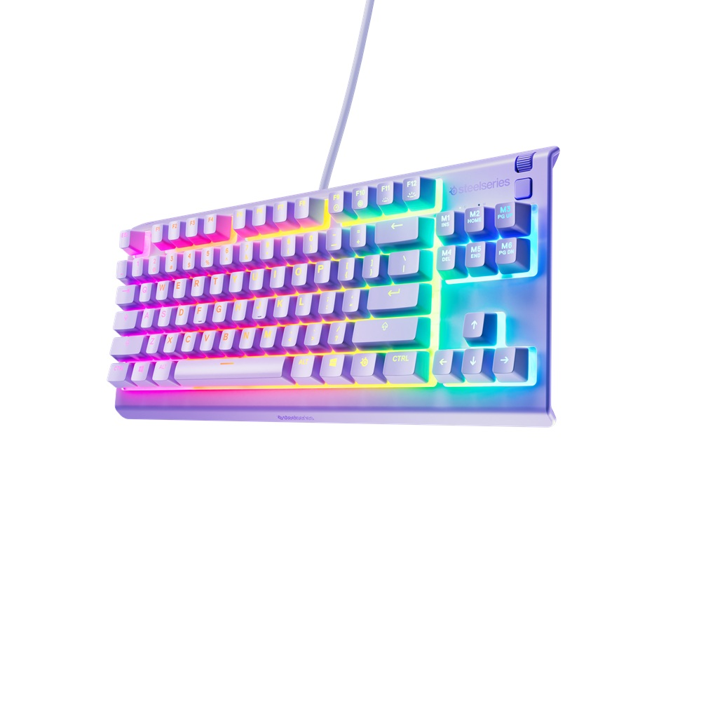 SteelSeries mekanik klavye. Beyaz tuşlara ve gökkuşağı arka aydınlatmasına sahip. Beyaz bir kablo klavyeden yukarı doğru uzanıyor.