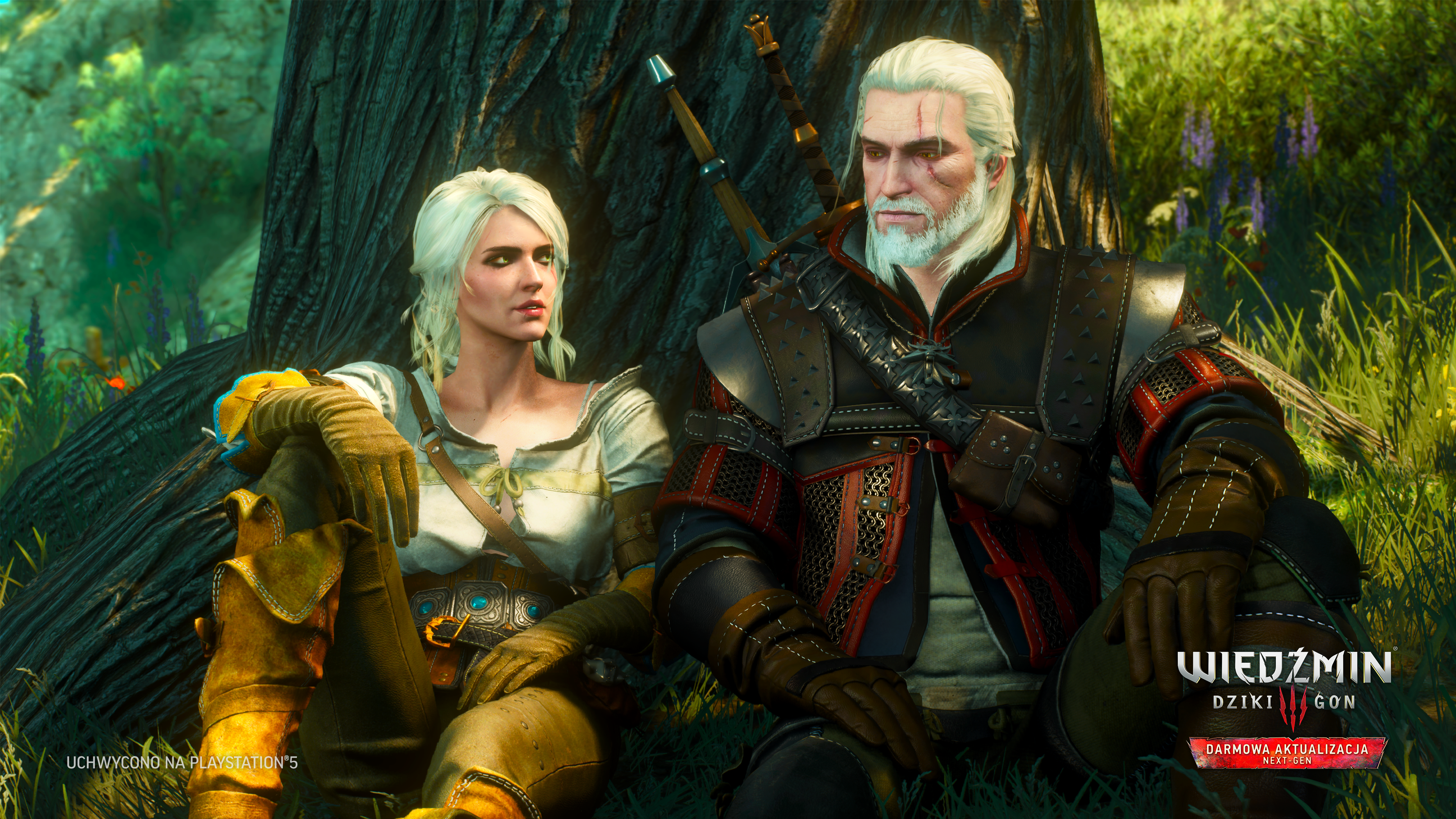 Geralt i Ciri z Wiedźmina 3 siedzą obok drzewa. Geralt ma białe włosy, Ciri blond włosy. Widoczne jest logo gry.
