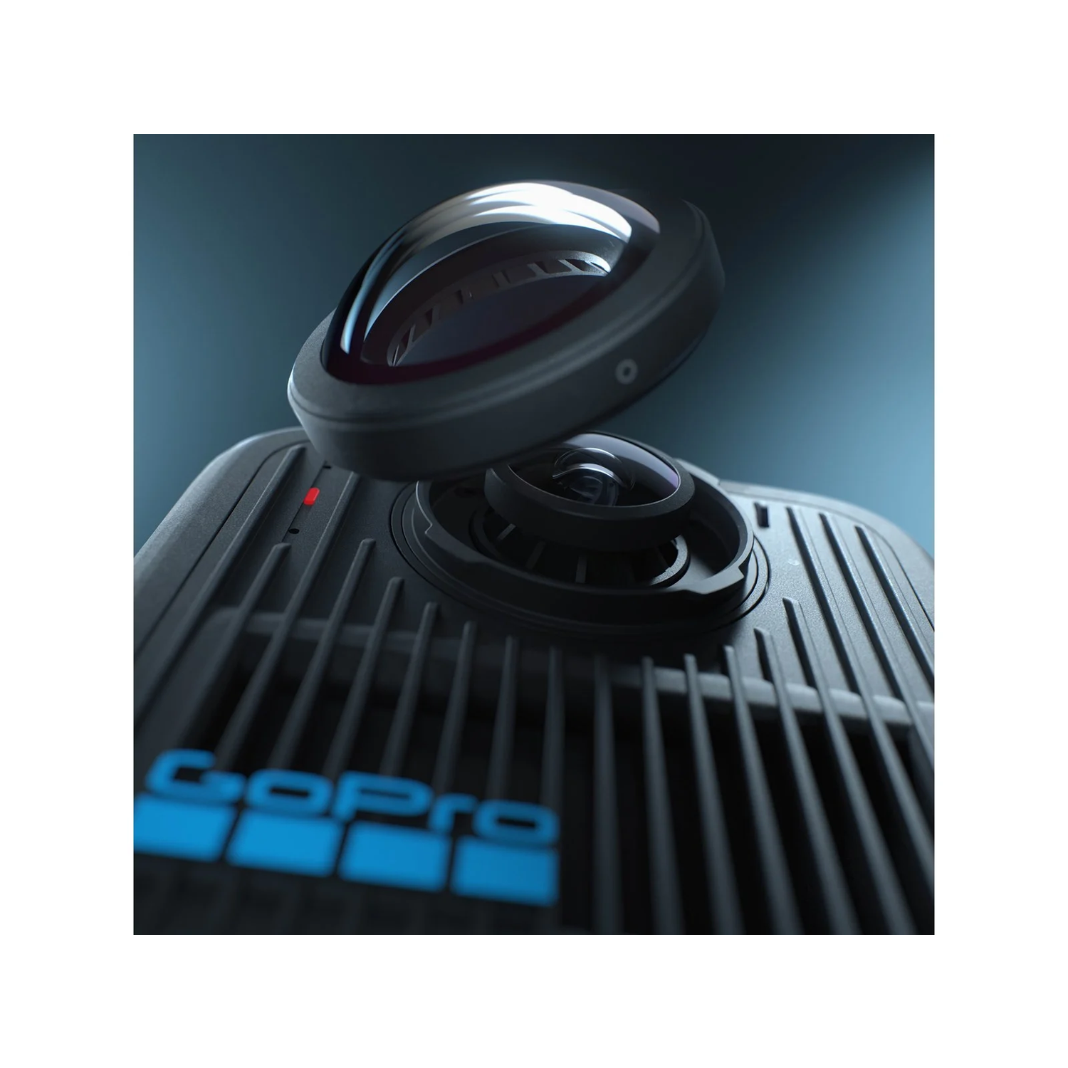Een GoPro-camera met twee lenzen en een zwarte behuizing. Het GoPro-logo is blauw. De achtergrond is een donkere blauwe gradiënt.