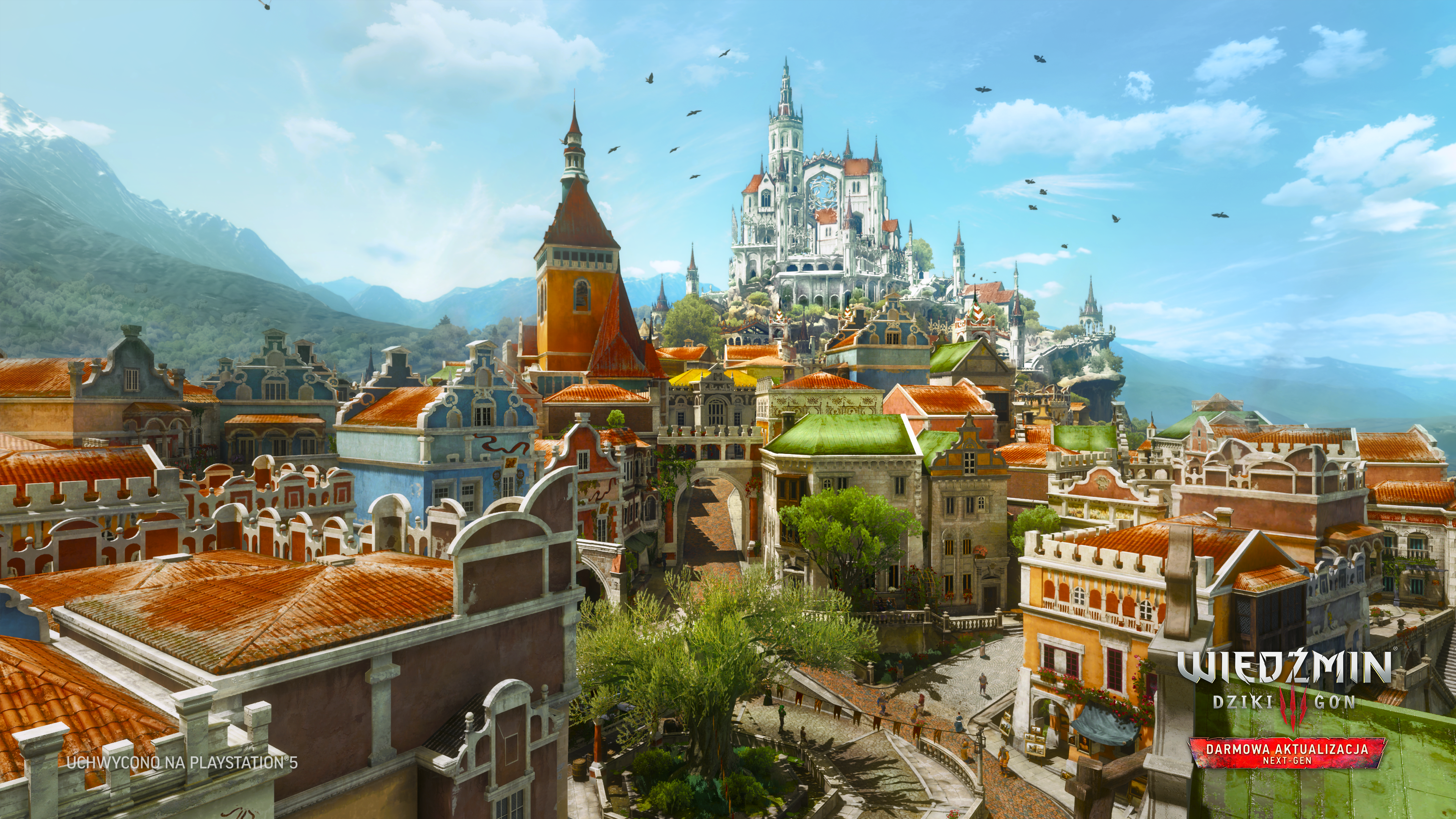 Szczegółowa scena miejska z kolorowymi budynkami, dużym zamkiem na wzgórzu, górami i błękitnym niebem z ptakami. Reklama gry.