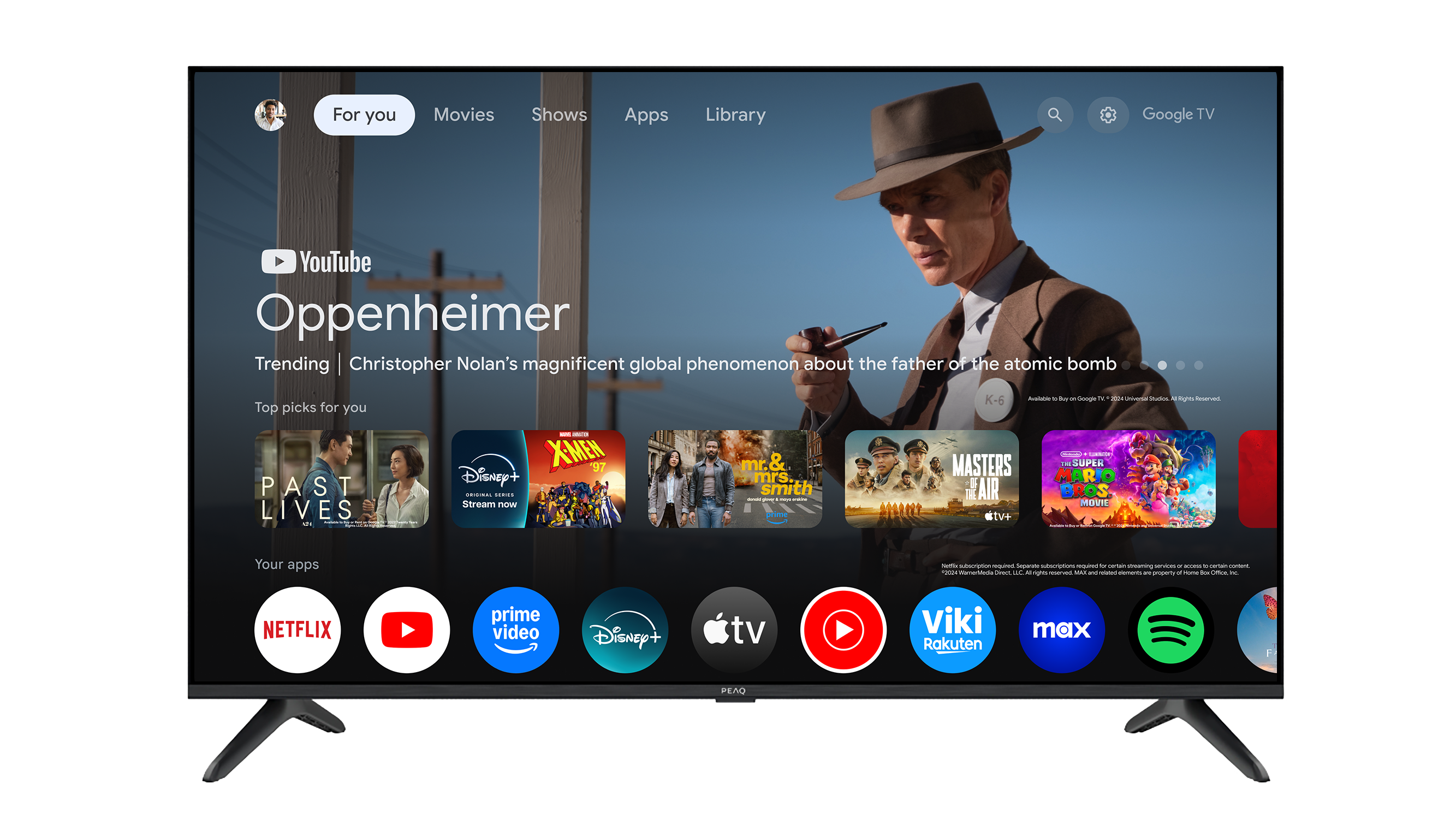 Egy TV képernyő a Google TV felületét mutatja. Az Oppenheimer film kiemelve, alatta alkalmazás ikonok.