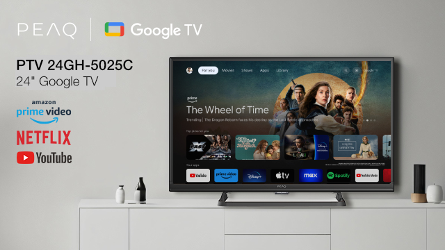 Egy PEAQ 24"-es Google TV a 'The Wheel of Time' műsort jeleníti meg. Láthatók a Prime Video, a Netflix és a YouTube logói. A TV egy fehér szekrényen van.