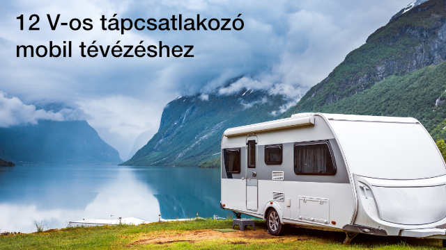 Fehér lakókocsi a füvön, a háttérben tó és hegyek. Felhős égbolt és magyar nyelvű szöveg felül.