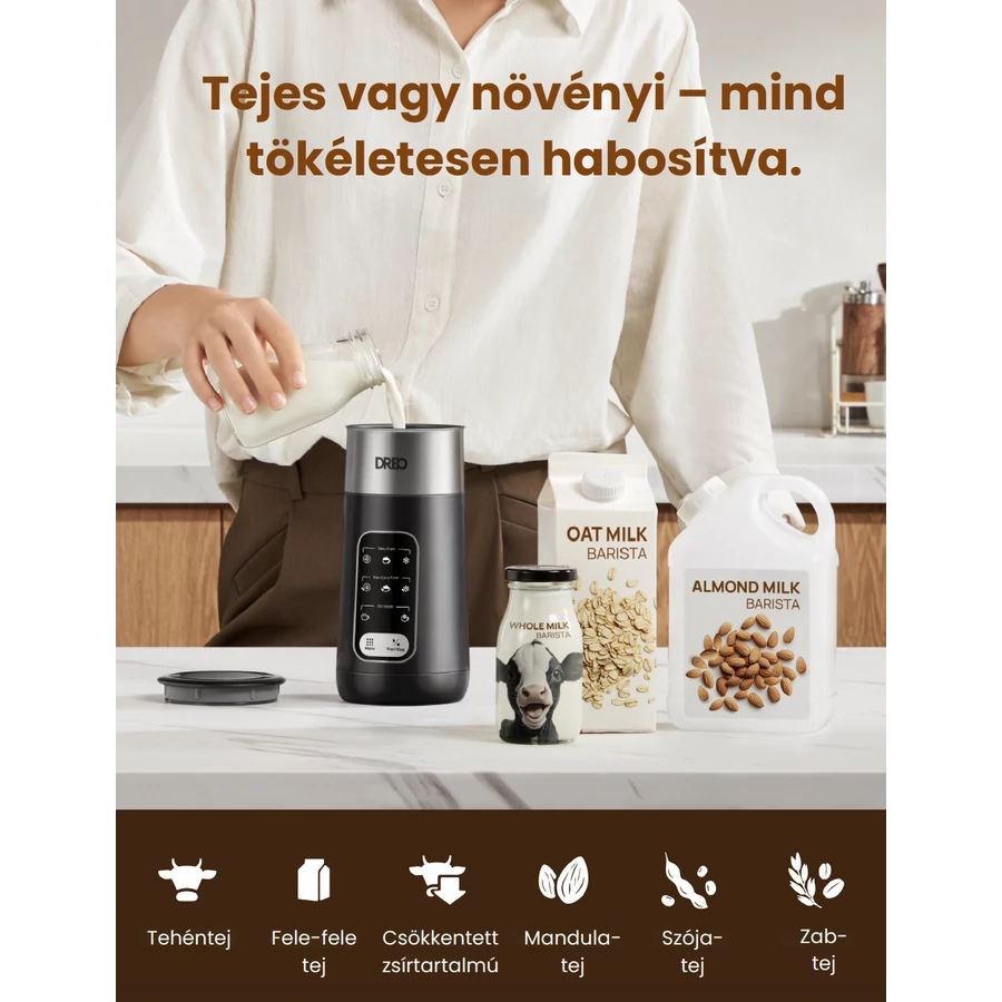 Egy személy tejet önt egy habosítóba. A pulton tejtartók és egy tejhabosító látható. Magyar nyelvű szöveg látható.