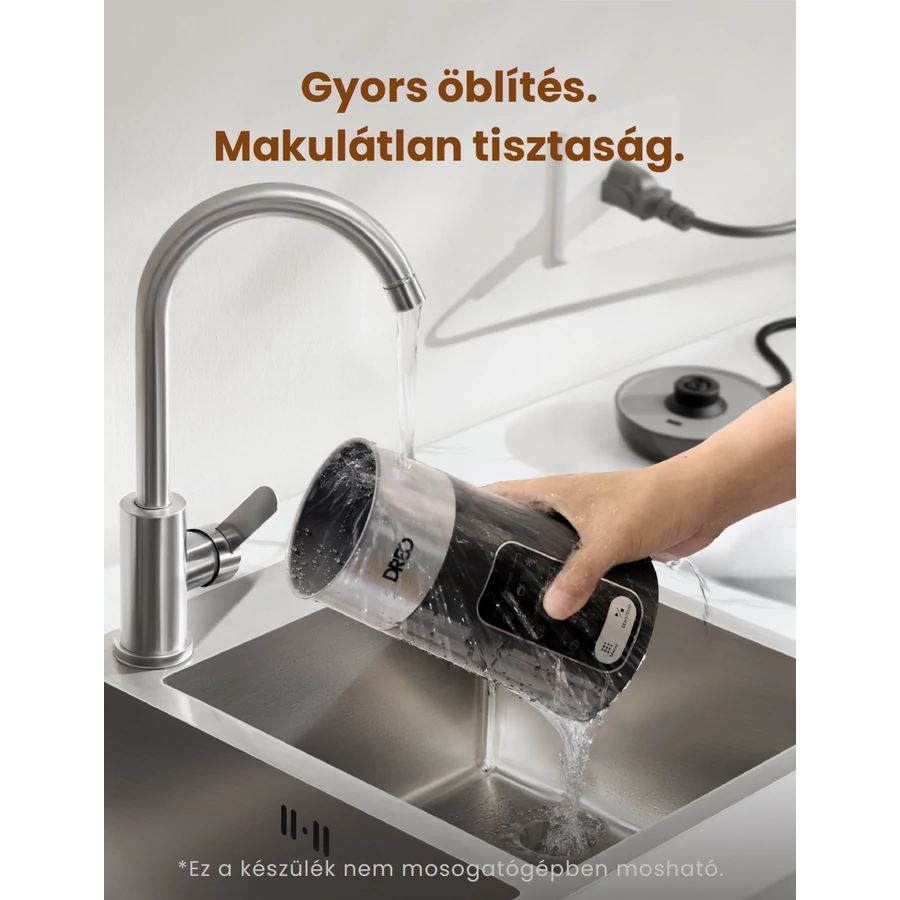 Egy személy fekete-ezüst utazó bögrét öblít folyó víz alatt egy rozsdamentes acél mosogatóban. Egy csap és egy vízforraló látható.