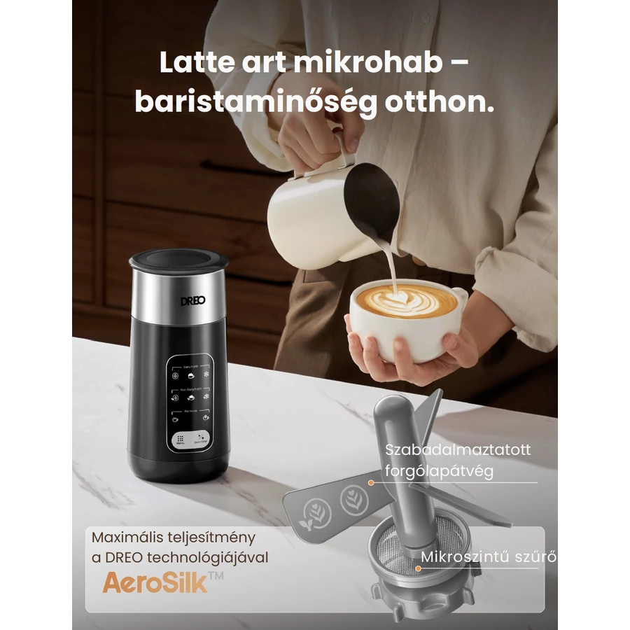 Egy személy tejet önt egy csészébe latte art-tal. Egy fekete kávéfőző és egy habosító fehér felületen.