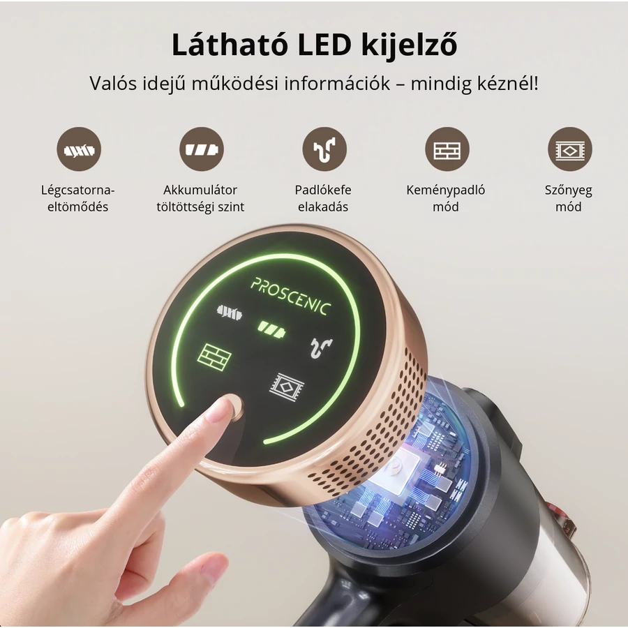 A porszívó közeli képe, világító kijelzővel, ikonokkal és állapotinformációkkal. Egy ujj megnyom egy gombot.