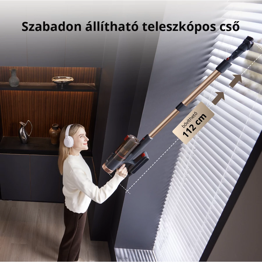 Egy fejhallgatós nő porszívót használ. A porszívó egy redőnyös ablak felé mutat. A szöveg azt írja: '112 cm'.