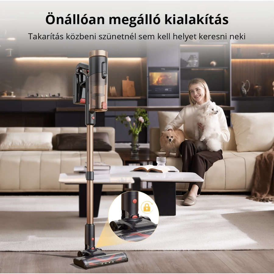 Egy nő két kutyával ül, miközben egy porszívó áll. A porszívó arany és fekete színű.