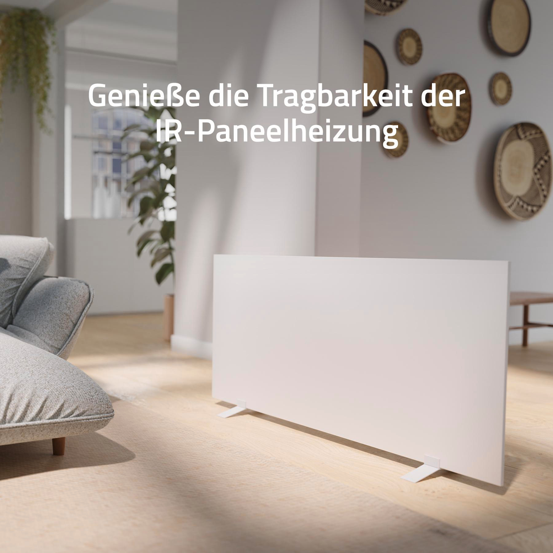 Ein weißes IR-Panel-Heizgerät in einem Wohnzimmer. Sofa links, dekorative Wandteller rechts.