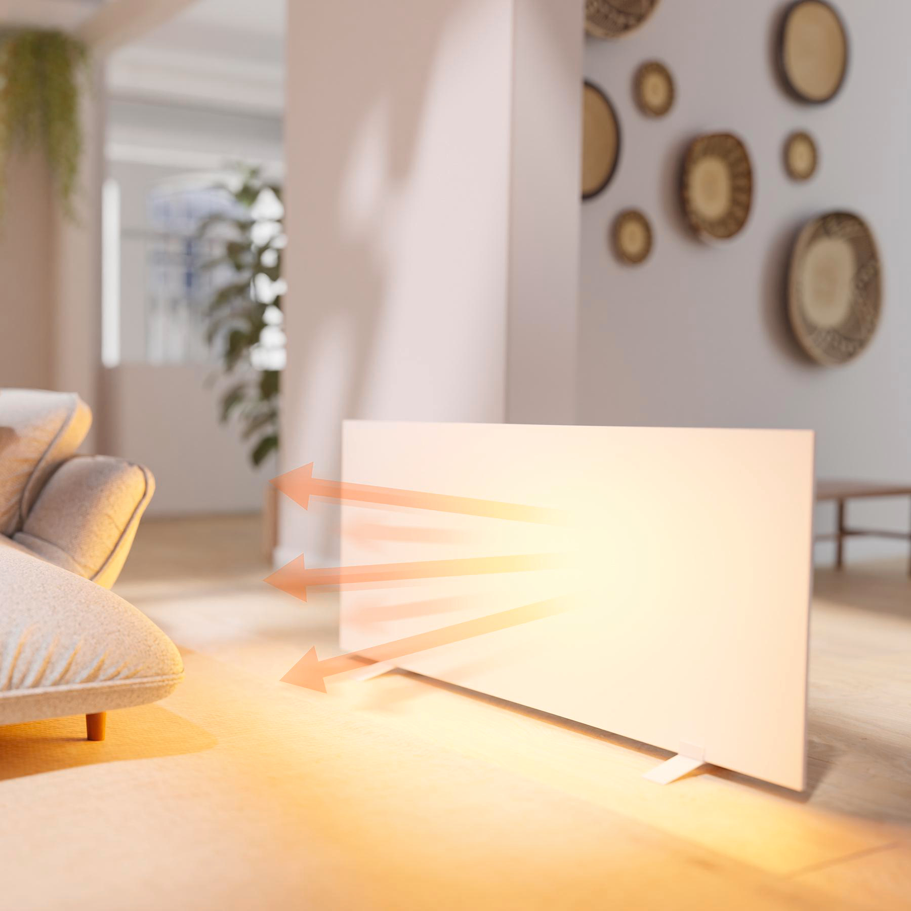 Ein weißer Heizkörper mit orangenen Pfeilen auf Holzboden. Im Hintergrund sind eine Couch und Wanddekorationen zu sehen.