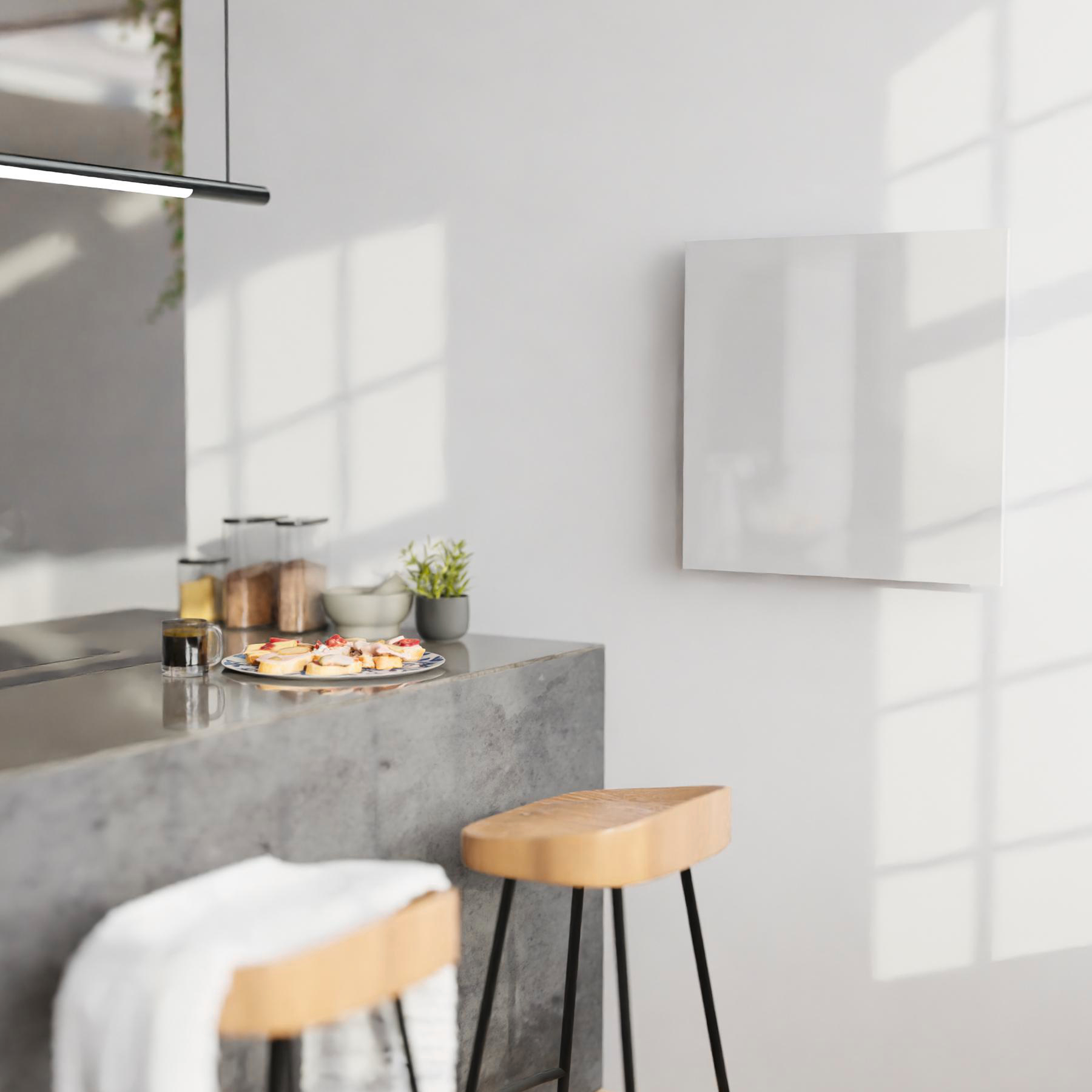 Kücheninterieur. Eine Frühstücksbar mit Essen und Getränken, Hockern. Eine weiße Wand mit Schatten und einem gerahmten Panel.