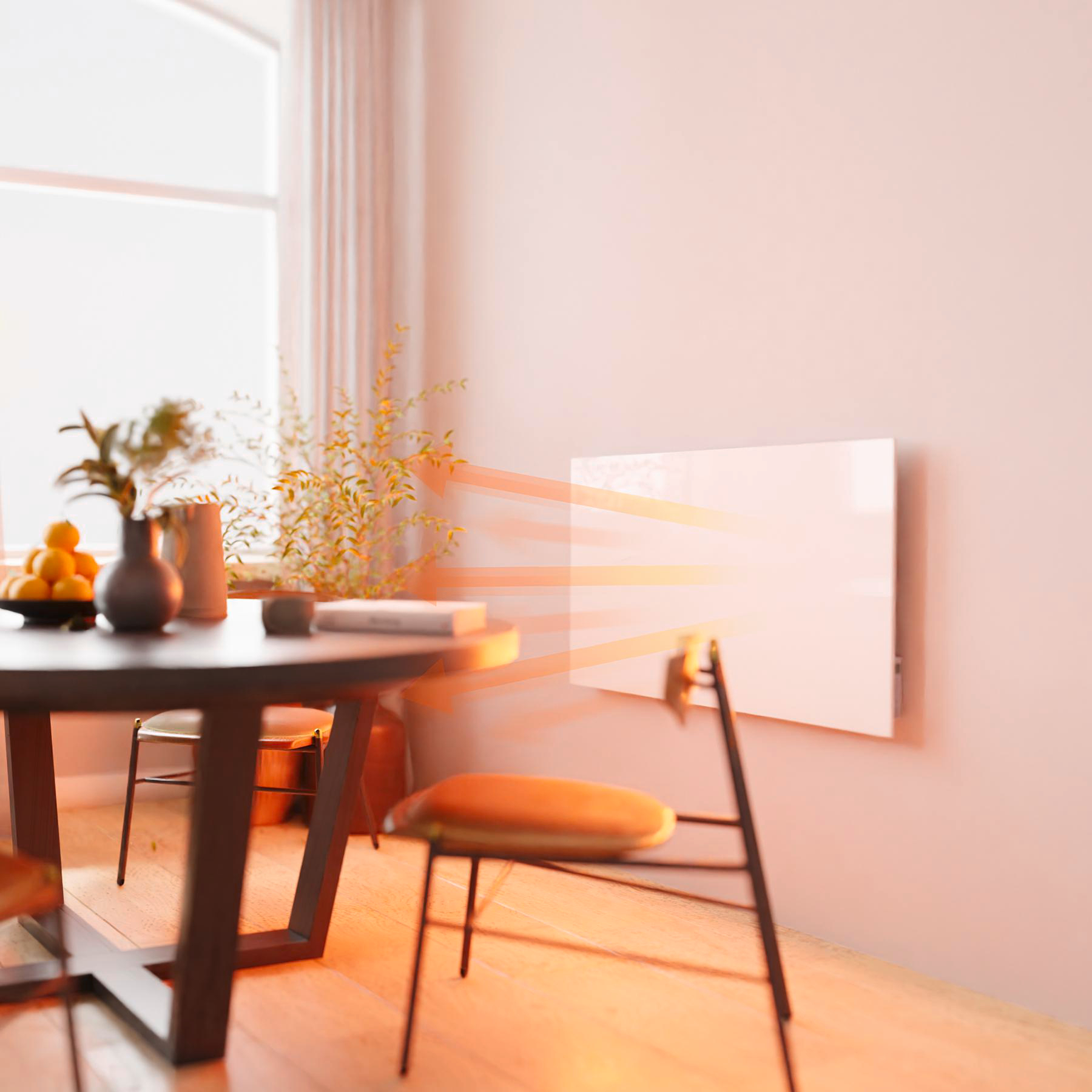 Ein Raum mit Tisch, Stühlen und Wandheizung. Oranges Licht strahlt von der Heizung aus. Pflanzen und Orangen sind ebenfalls sichtbar.