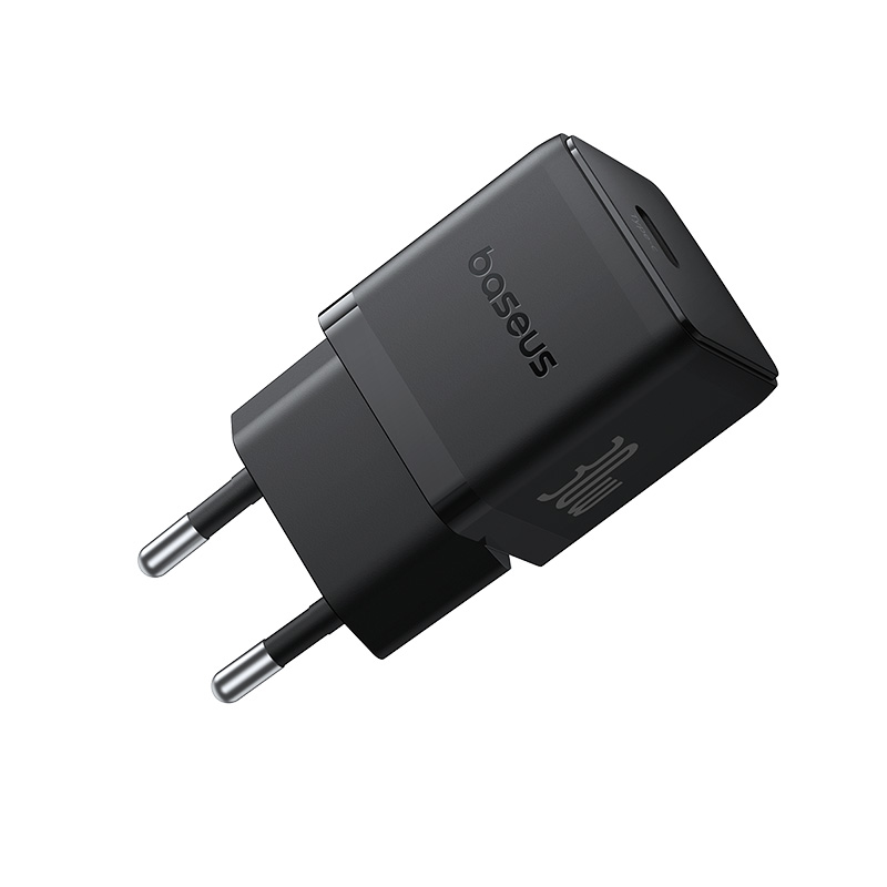 Fekete Baseus 30W-os töltő, két ezüstcsatlakozóval. A töltő szögben van, mutatva a márka nevét és a teljesítményt.