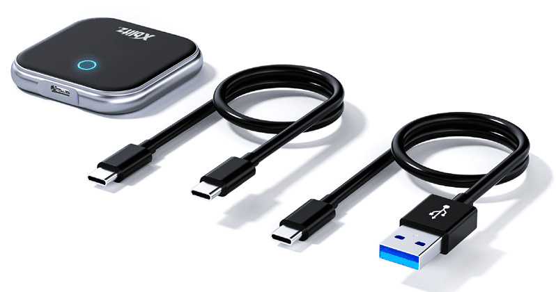 Czarne urządzenie Xblitz, dwa czarne kable USB-C i jeden kabel USB-A na białym tle. Urządzenie ma niebieskie światło.