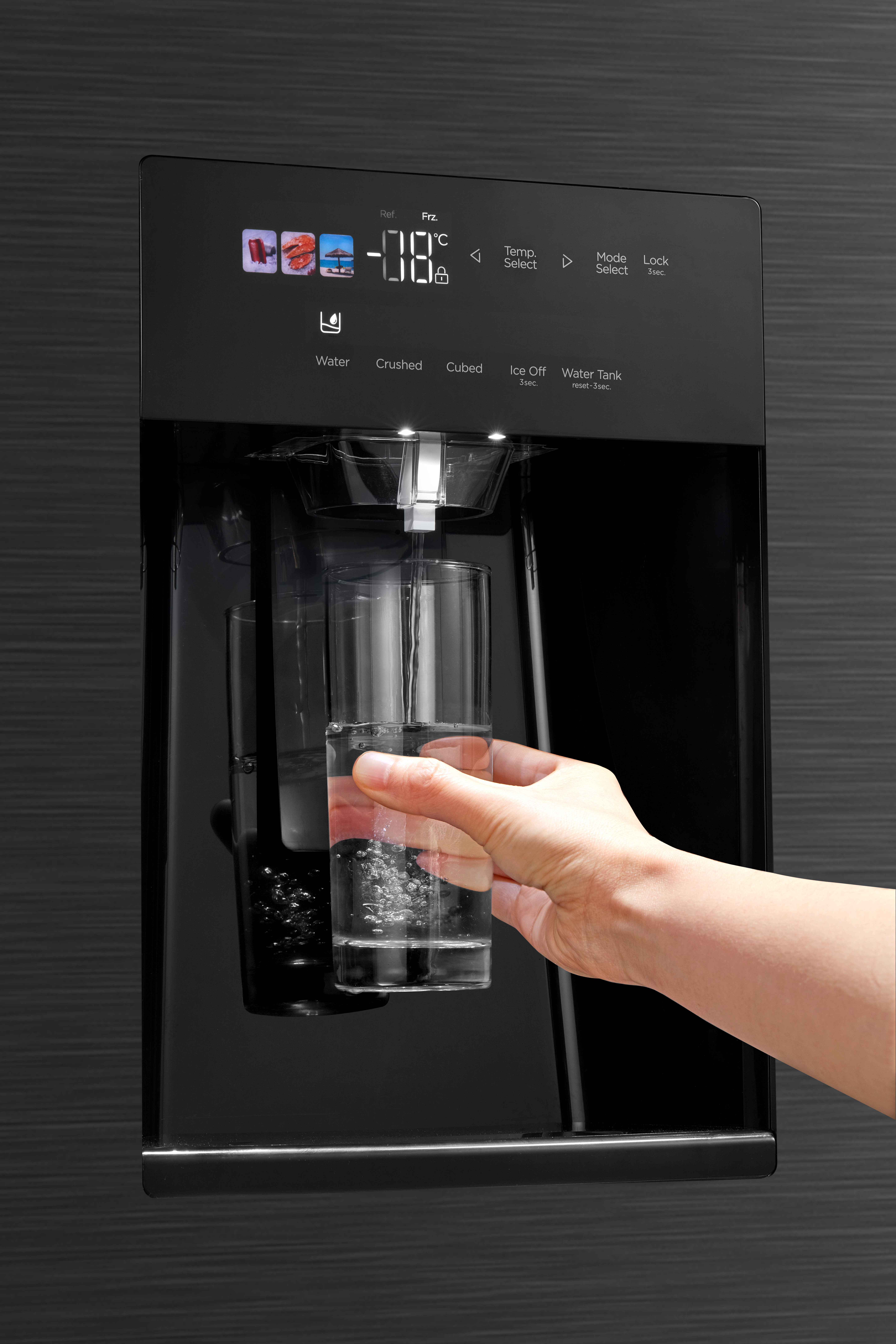 Hand hält ein Glas unter einem Wasserspender. Der Spender zeigt Temperatur und Wasseroptionen. Wasser füllt das Glas.