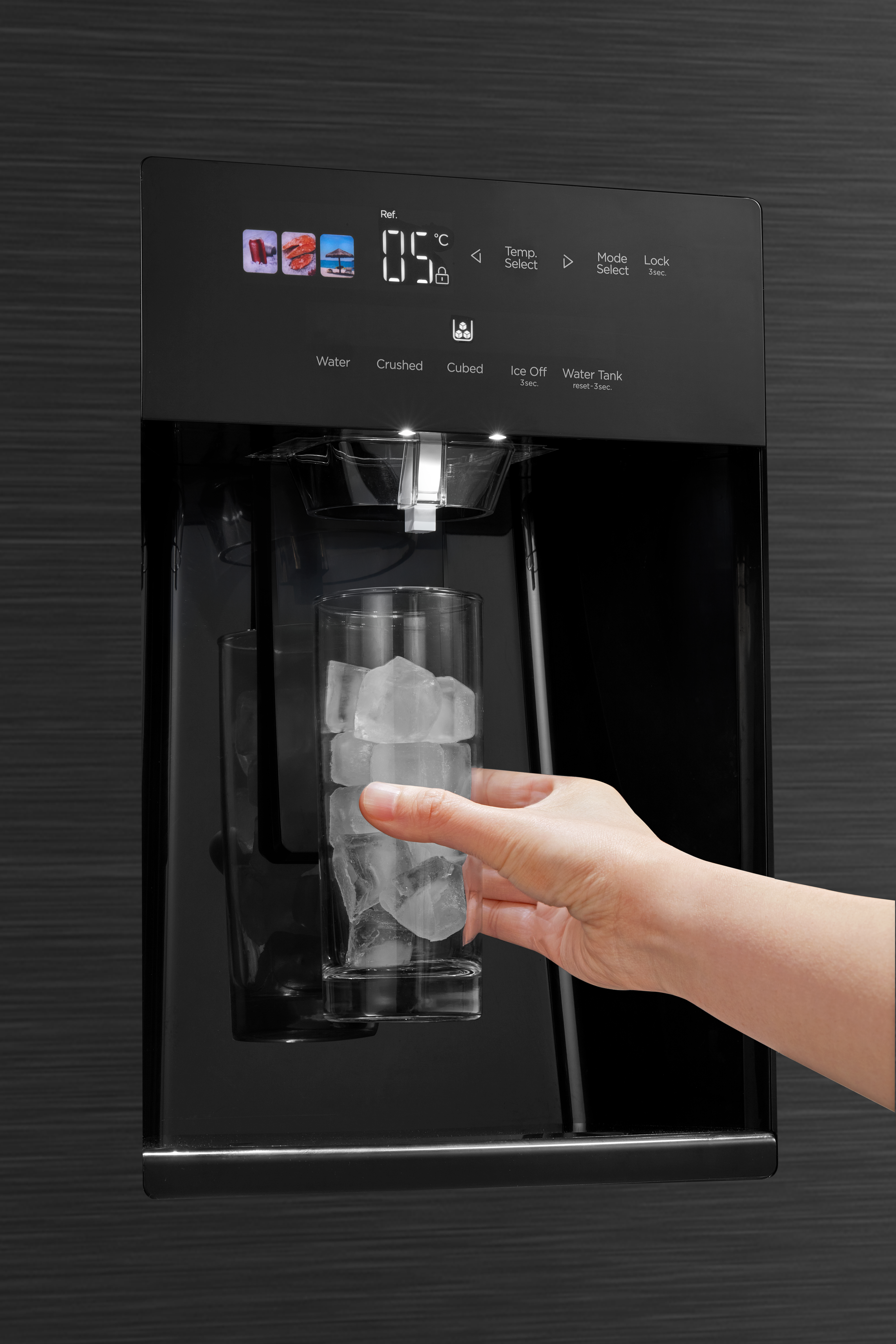 Eine Person füllt ein Glas mit Eis aus einem schwarzen Kühlschrank. Das Bedienfeld zeigt Optionen für Wasser, zerkleinert und Eiswürfel.