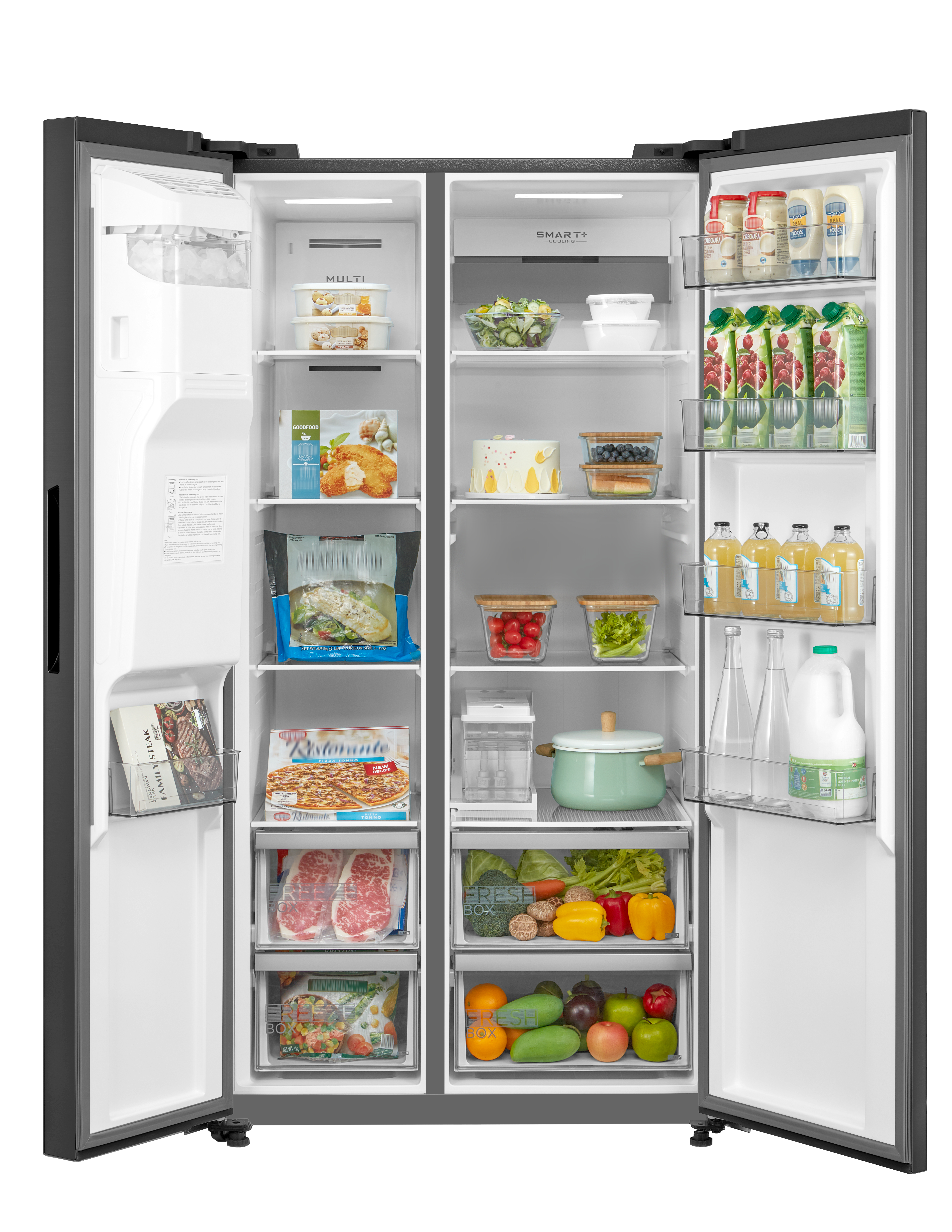 Ein großer, offener Kühlschrank voller Lebensmittel. Enthält Tiefkühlgerichte, Produkte, Getränke und Gewürze. Die Türen sind offen.