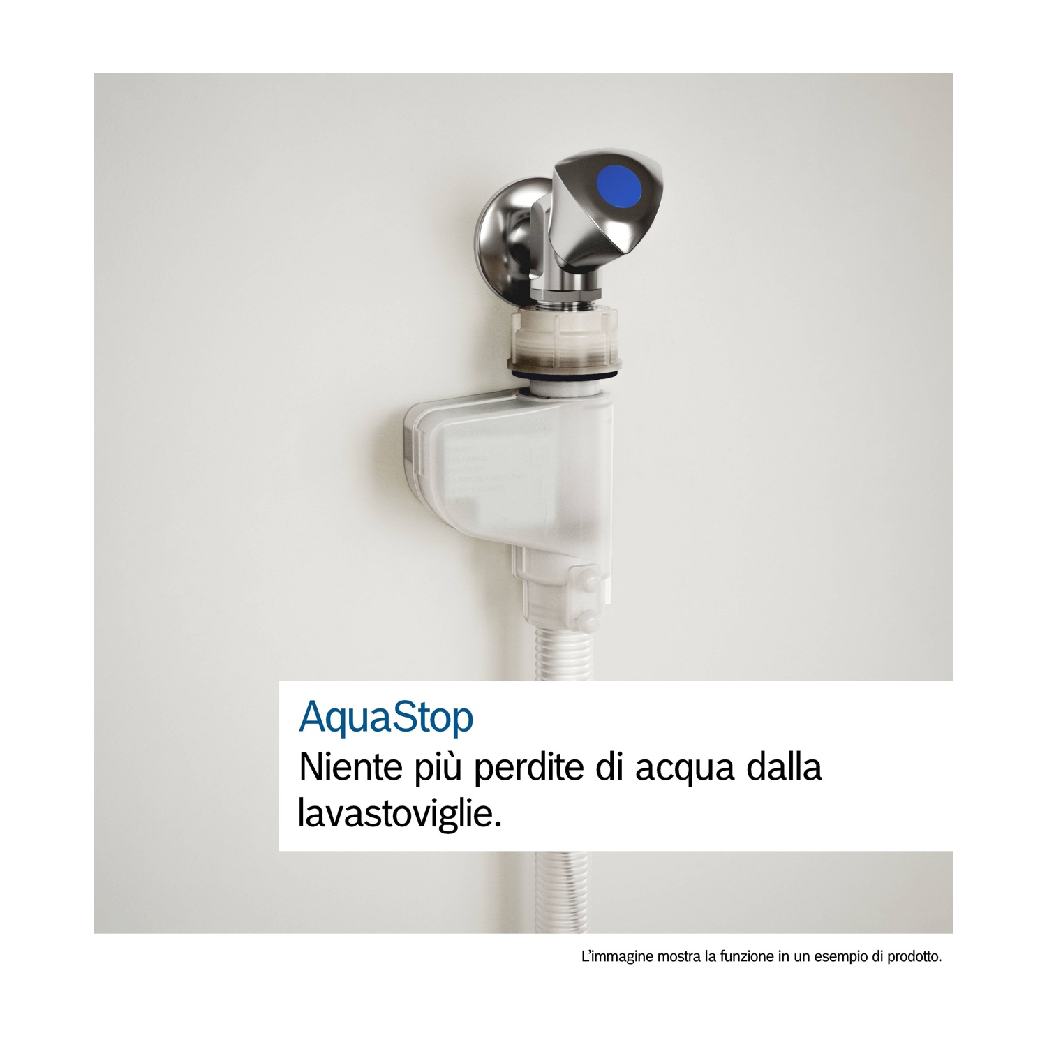 Una valvola AquaStop argentata con un pulsante blu, collegata a un componente di plastica bianca e un tubo, contro un muro bianco.
