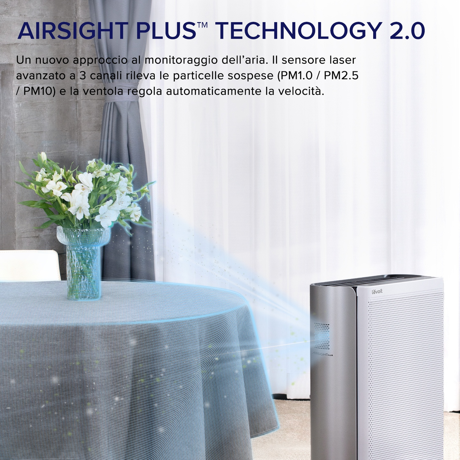 Un purificatore d'aria è accanto a un tavolo con fiori. Il testo dice 'AIRSIGHT PLUS TECHNOLOGY 2.0'. Il flusso d'aria blu è visibile.