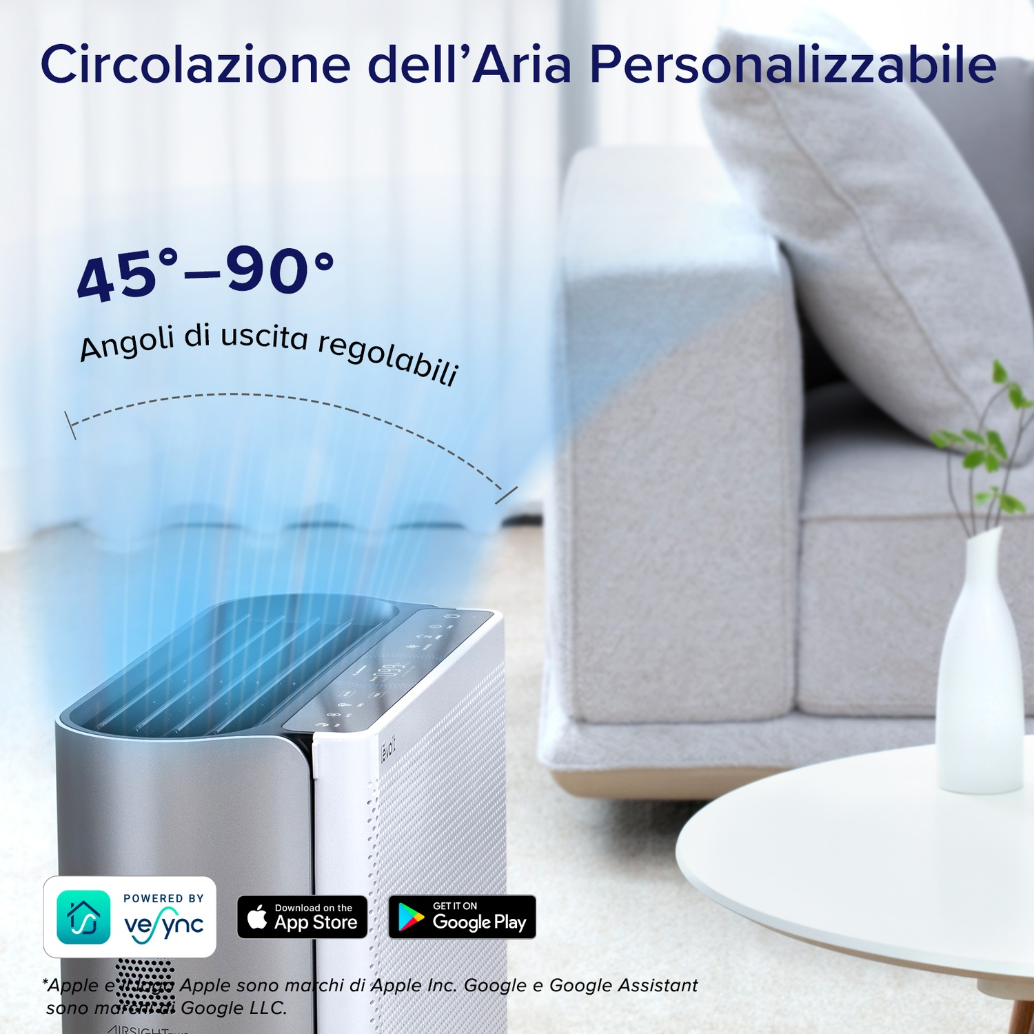 Un purificatore d'aria con angoli di uscita regolabili. Un divano e un tavolo sono sullo sfondo. Loghi delle app in basso.