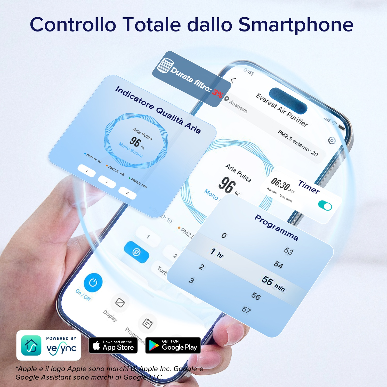 Smartphone con app qualità dell'aria. Mostra qualità dell'aria, timer e stato filtro. Il telefono è tenuto da una mano su sfondo azzurro chiaro.