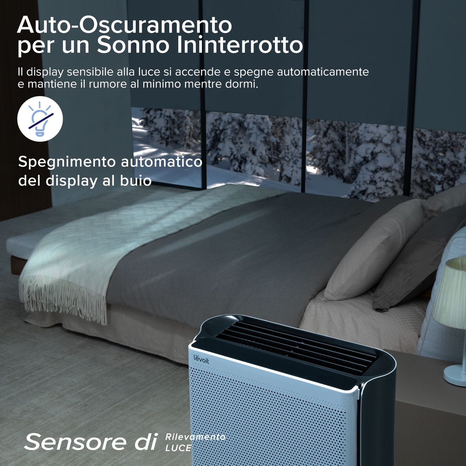 Scena di camera da letto con letto, purificatore d'aria e lampada. Il testo menziona oscuramento automatico e sensore luce.