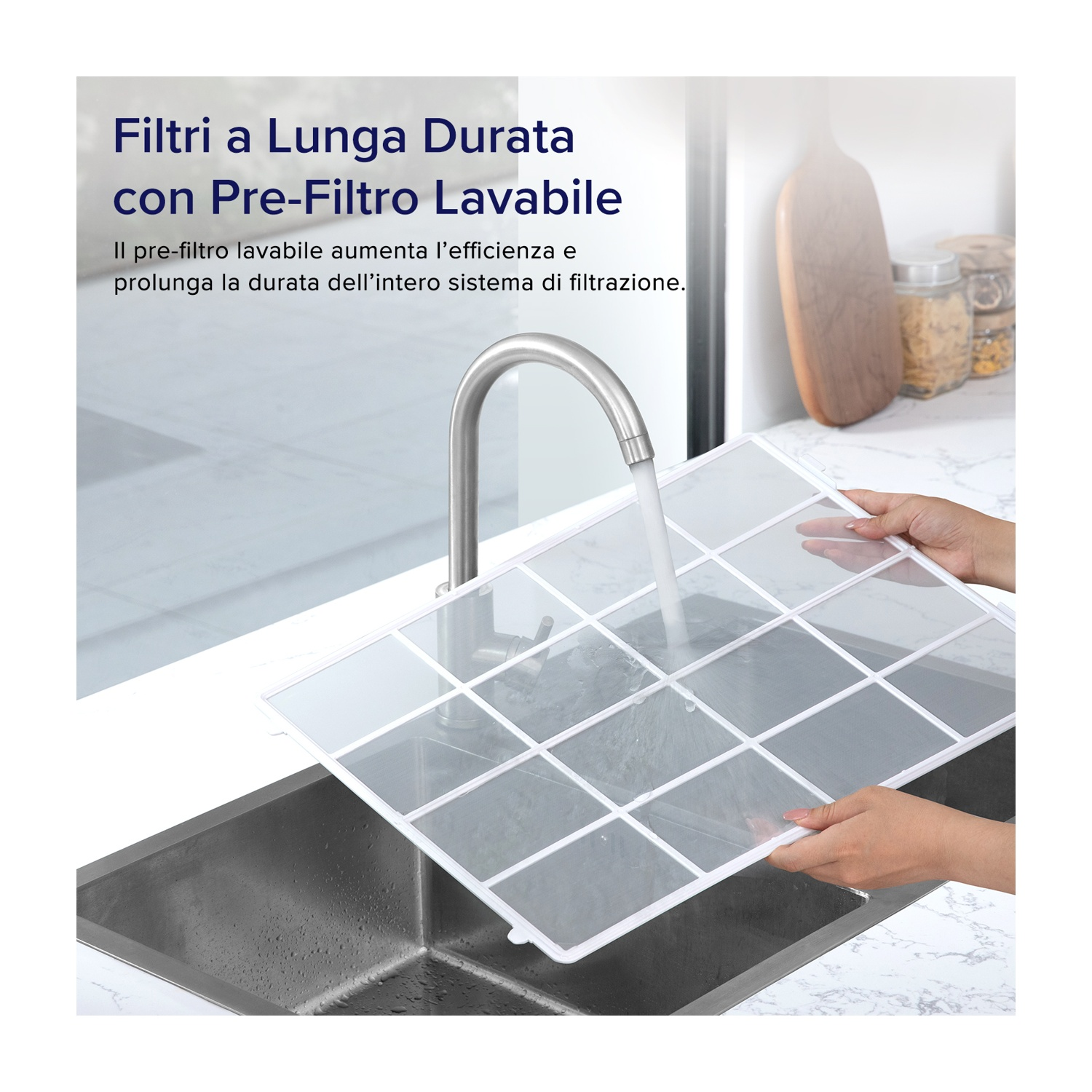 Una persona tiene un filtro sotto l'acqua corrente di un rubinetto. Il testo sopra recita: Filtri a lunga durata con pre-filtro lavabile.
