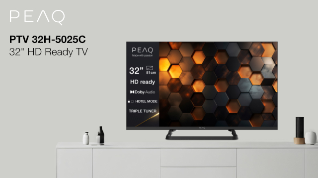 Egy 32 hüvelykes PEAQ HD Ready TV egy fehér szekrényen van. A TV méhsejt mintát jelenít meg. Üvegek és egy hangszóró a szekrényen.
