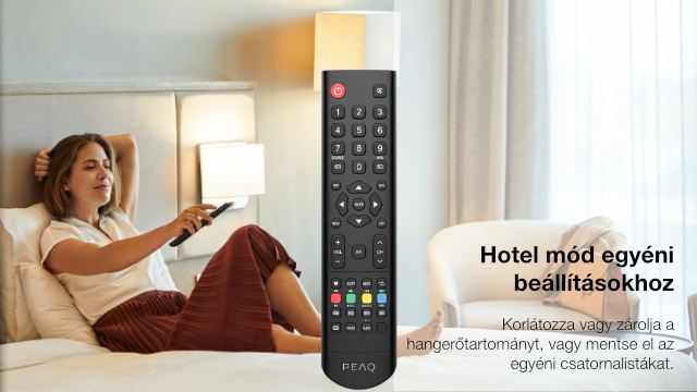 Egy nő az ágyon fekszik, és távirányítót tart. A TV távirányítója az előtérben van. A szöveg a következő: 'Hotelmód az egyéni beállításokhoz'.