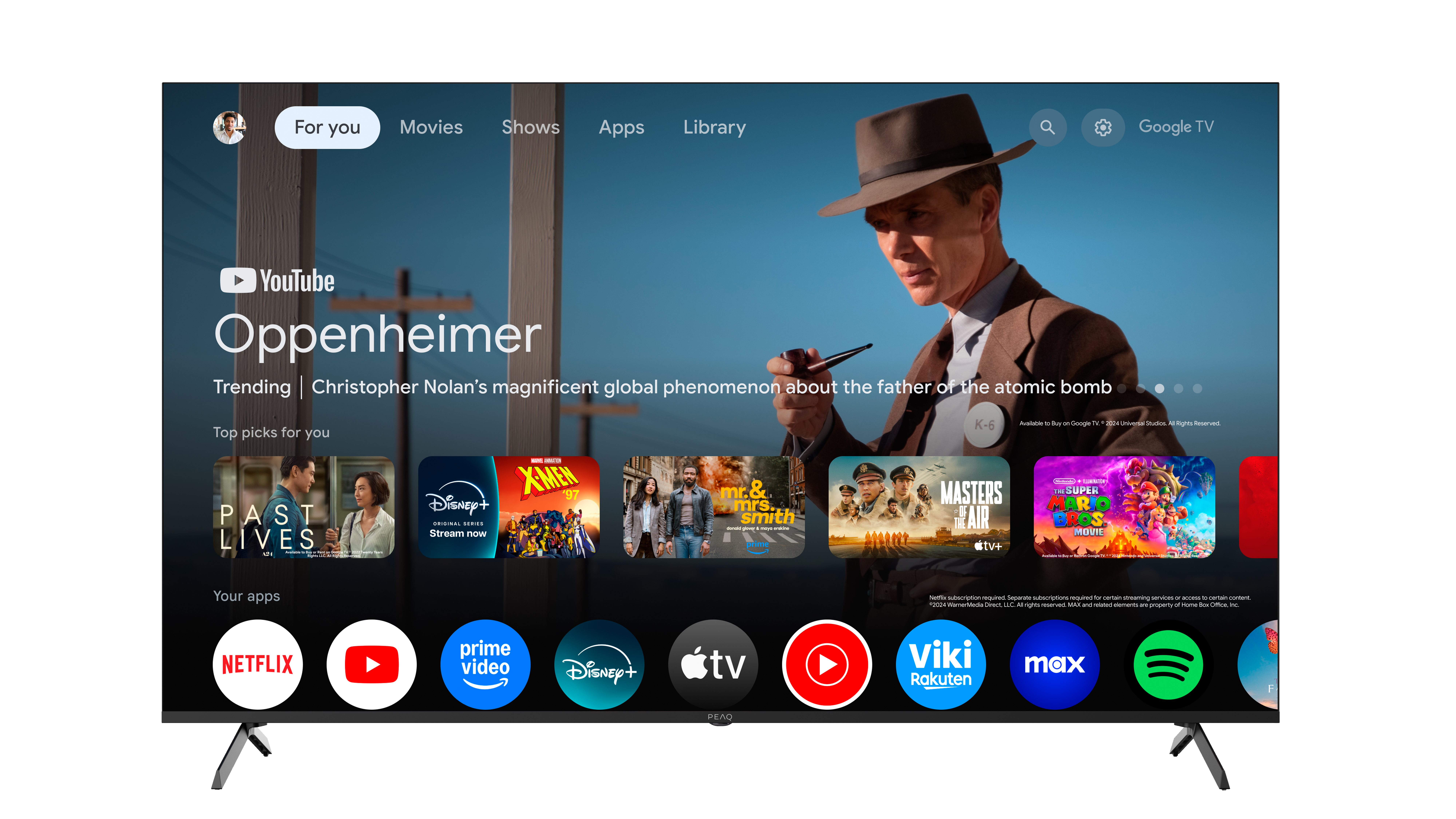 Egy TV képernyőn az Oppenheimer film látható, olyan alkalmazásikonokkal, mint a Netflix és a Disney+. Egy kalapos férfi látható a képernyőn.