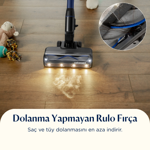 Bir elektrikli süpürge ahşap bir zemini temizliyor. Yakın çekim, fırçayı saçlarla gösteriyor. Solda bir oyuncak ve bir top var.