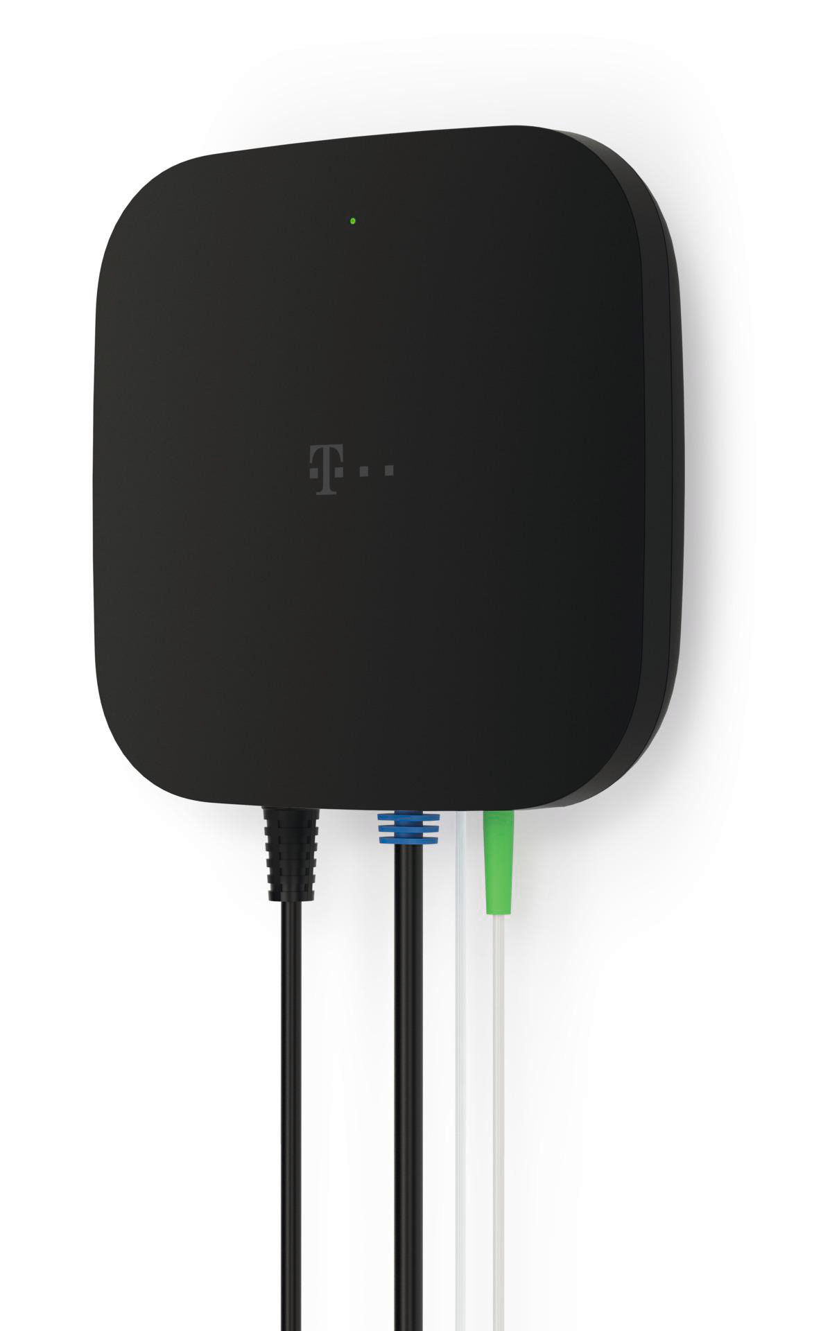 Ein schwarzes T-Mobile-Gerät mit Kabeln. Drei Kabel, schwarz, blau und grün, verlaufen nach unten. Weißer Hintergrund.