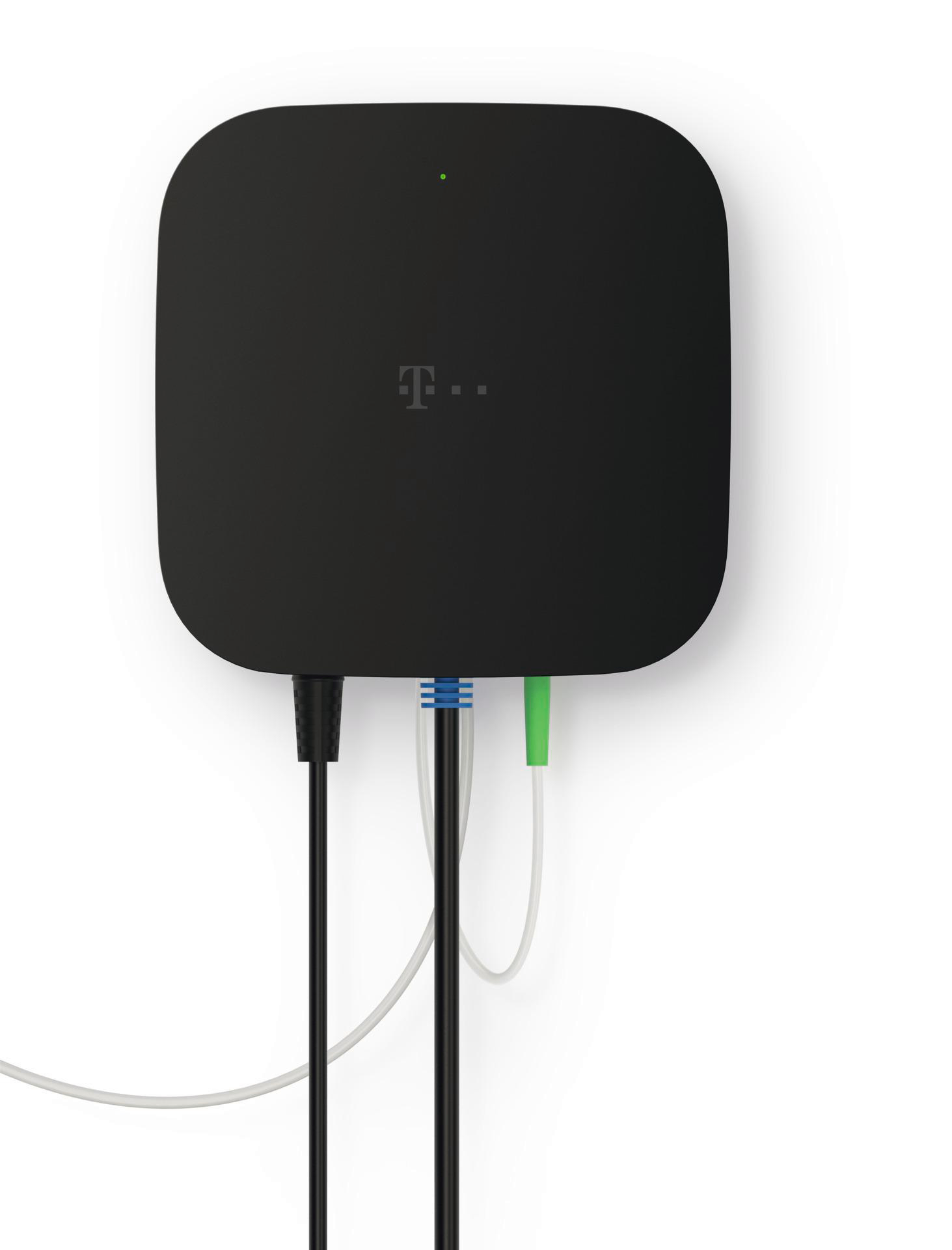 Schwarzes T-Mobile-Modem mit Kabeln. Die Kabel sind schwarz, weiß und grün. Das Modem hat ein grünes Licht und das T-Mobile-Logo.