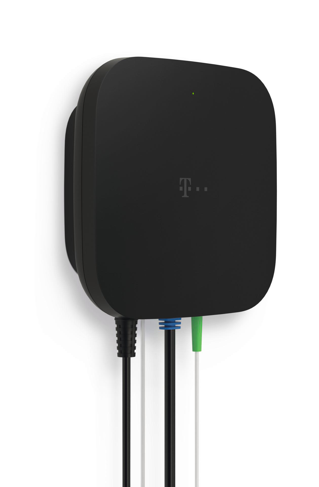 Ein schwarzes T-Mobile-Gerät ist an einer weißen Wand befestigt. Drei unterschiedlich farbige Kabel sind mit dem Gerät verbunden.
