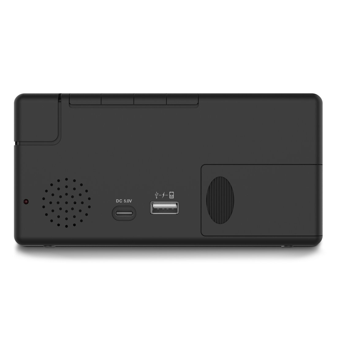 Czarne urządzenie elektroniczne z portami i otworami głośnikowymi. Zawiera port USB, wejście zasilania i małe czerwone światło.