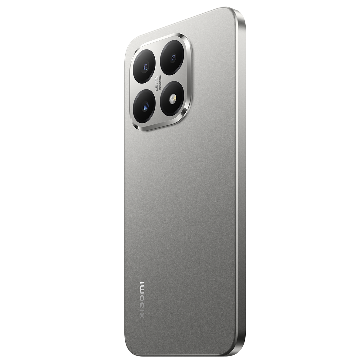 Arkayı göstermek için açılı bir şekilde konumlandırılmış gümüş bir Xiaomi akıllı telefon. Dört arka kamerası ve Xiaomi logosu var. Arka plan beyaz.