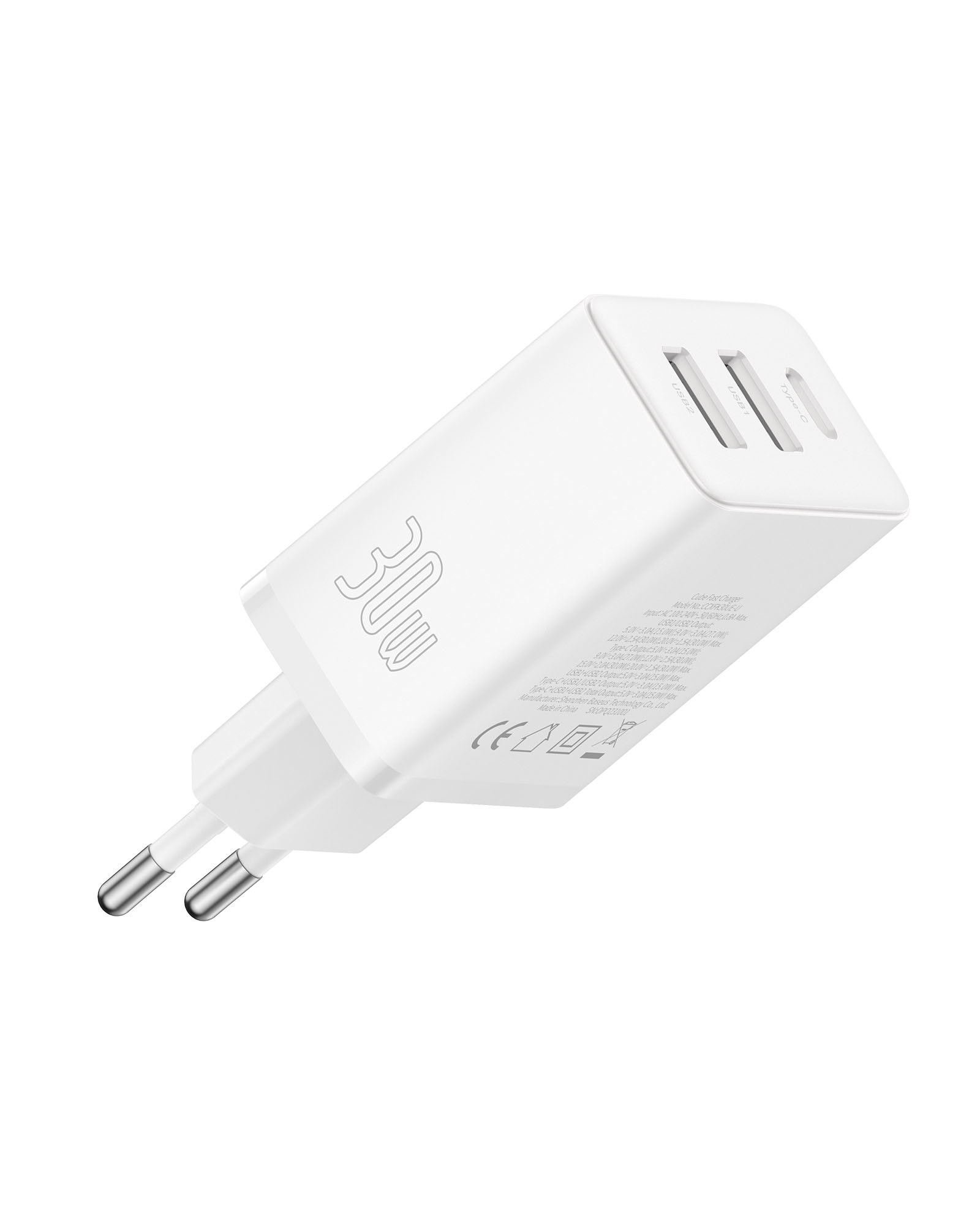 Egy fehér 30 W-os kocka gyorstöltő USB és C típusú portokkal. A dugó európai stílusú.