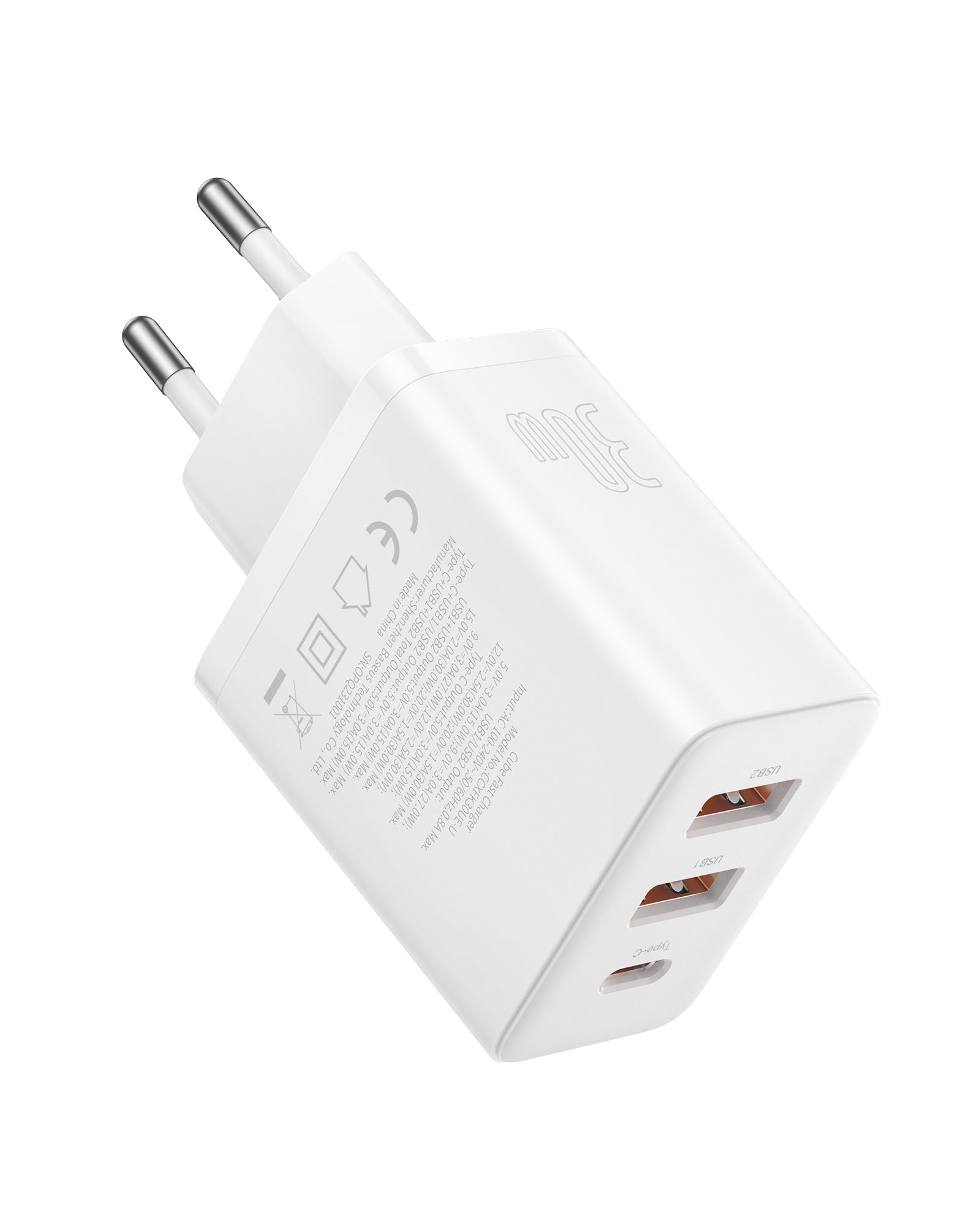 Egy fehér kocka töltő három porttal, kettő USB és egy C típusú. Két ezüst csatlakozója van a konnektorokhoz.