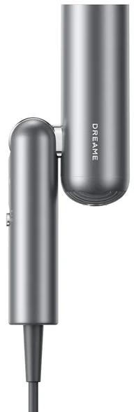Un sèche-cheveux argenté, de marque 'DREAME', a un corps cylindrique et une buse arrondie. Le cordon s'étend vers le bas.