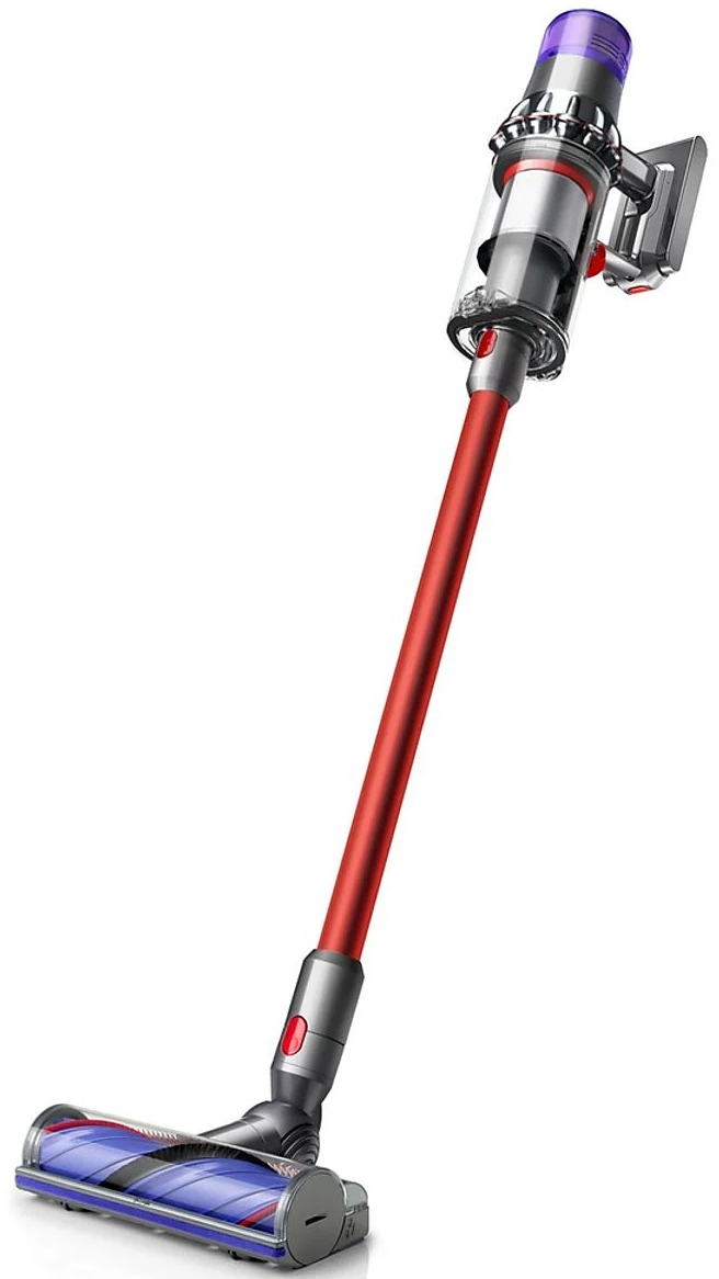Ein roter und silberner kabelloser Staubsauger. Er hat einen roten Stab, einen durchsichtigen Staubbehälter und einen motorisierten Bürstenkopf.