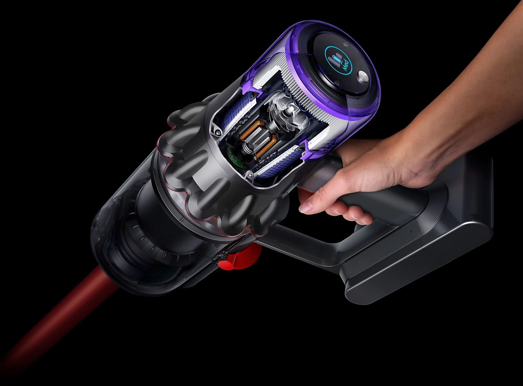 Hand hält einen teilweise aufgeschnittenen Dyson-Staubsauger. Er zeigt interne Komponenten. Schwarzer Hintergrund.