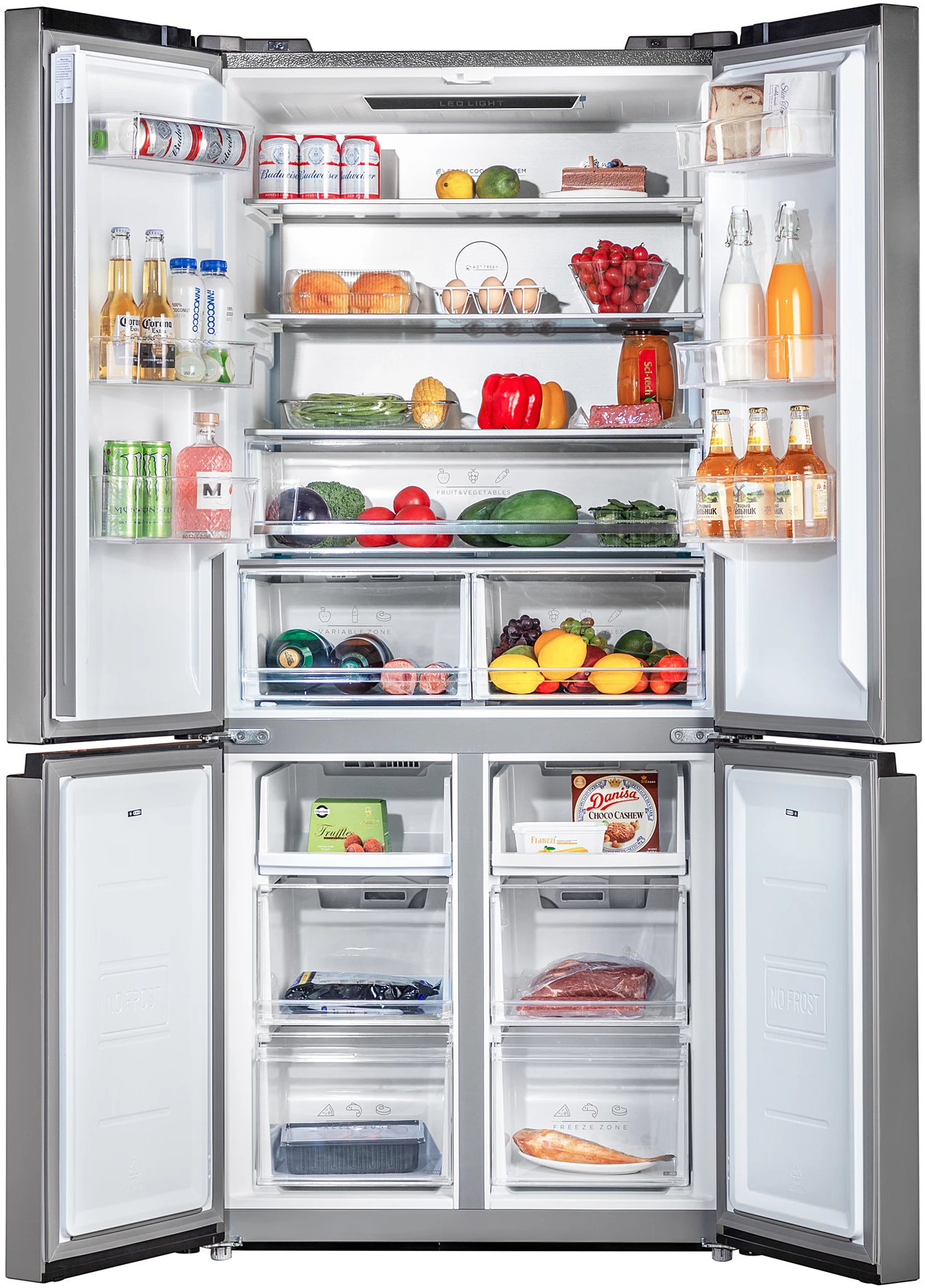 Offener Kühlschrank gefüllt mit Lebensmitteln und Getränken. Enthält Obst, Gemüse, Milchprodukte und verpackte Waren.