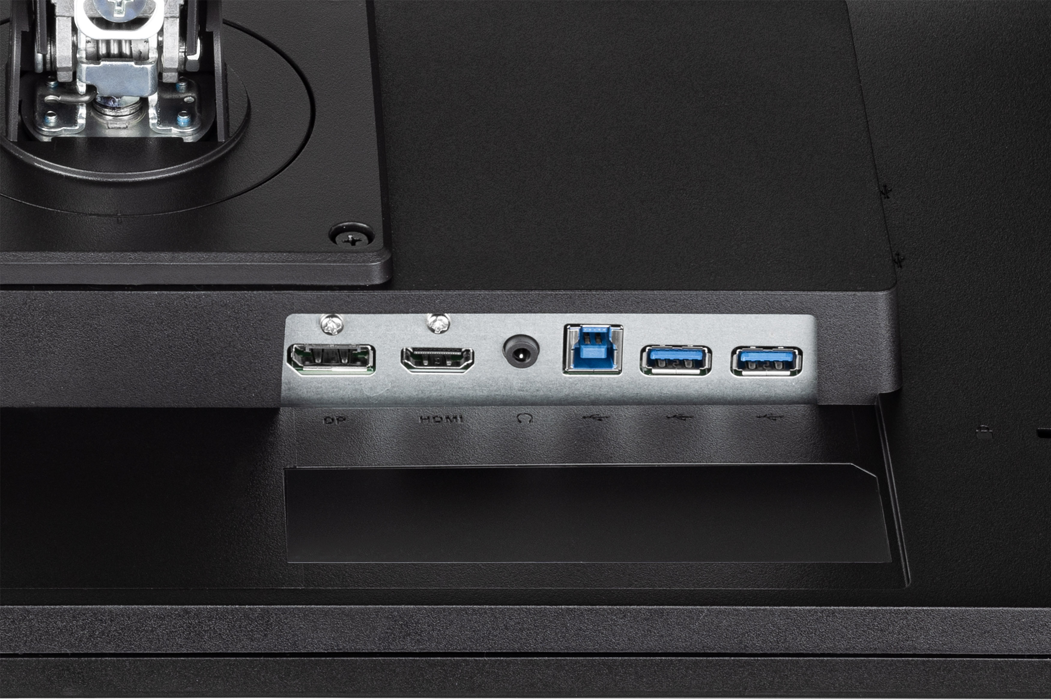 Nahaufnahme der Rückseite eines Monitors mit Anschlüssen wie DP, HDMI, USB. Schwarze strukturierte Oberfläche.