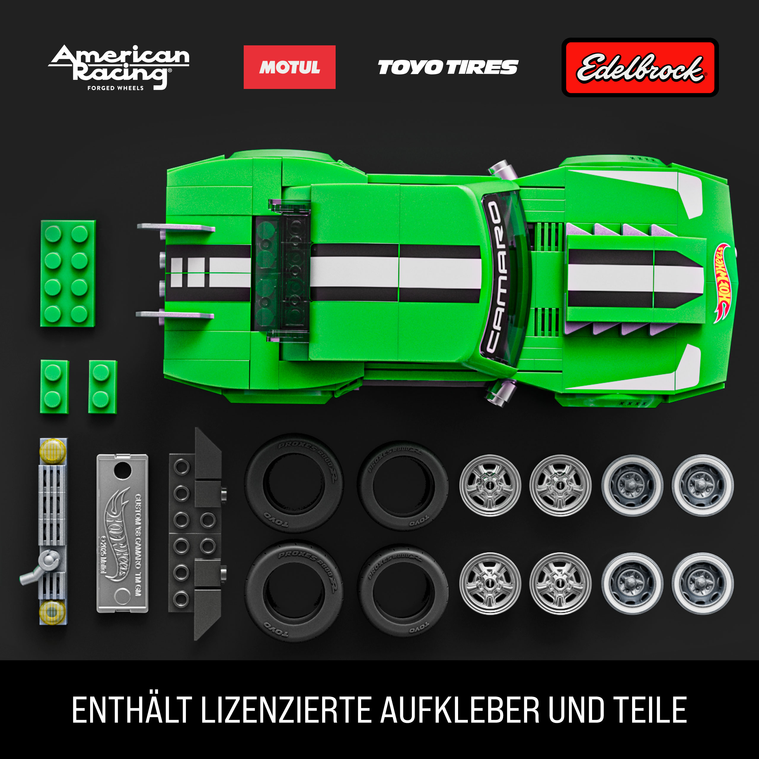 Ein grünes Spielzeugauto mit weißen Streifen, Reifen und Logos auf schwarzem Grund. Text: Enthält lizenzierte Aufkleber und Teile.