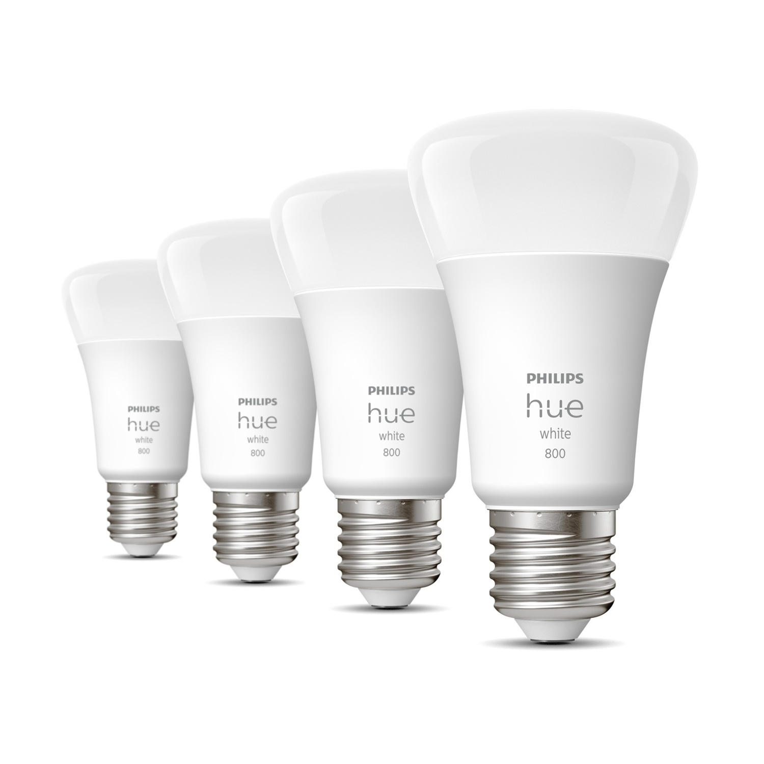 Quattro lampadine LED bianche Philips Hue in fila, su sfondo bianco. Ogni lampadina ha una base argentata e un corpo bianco.